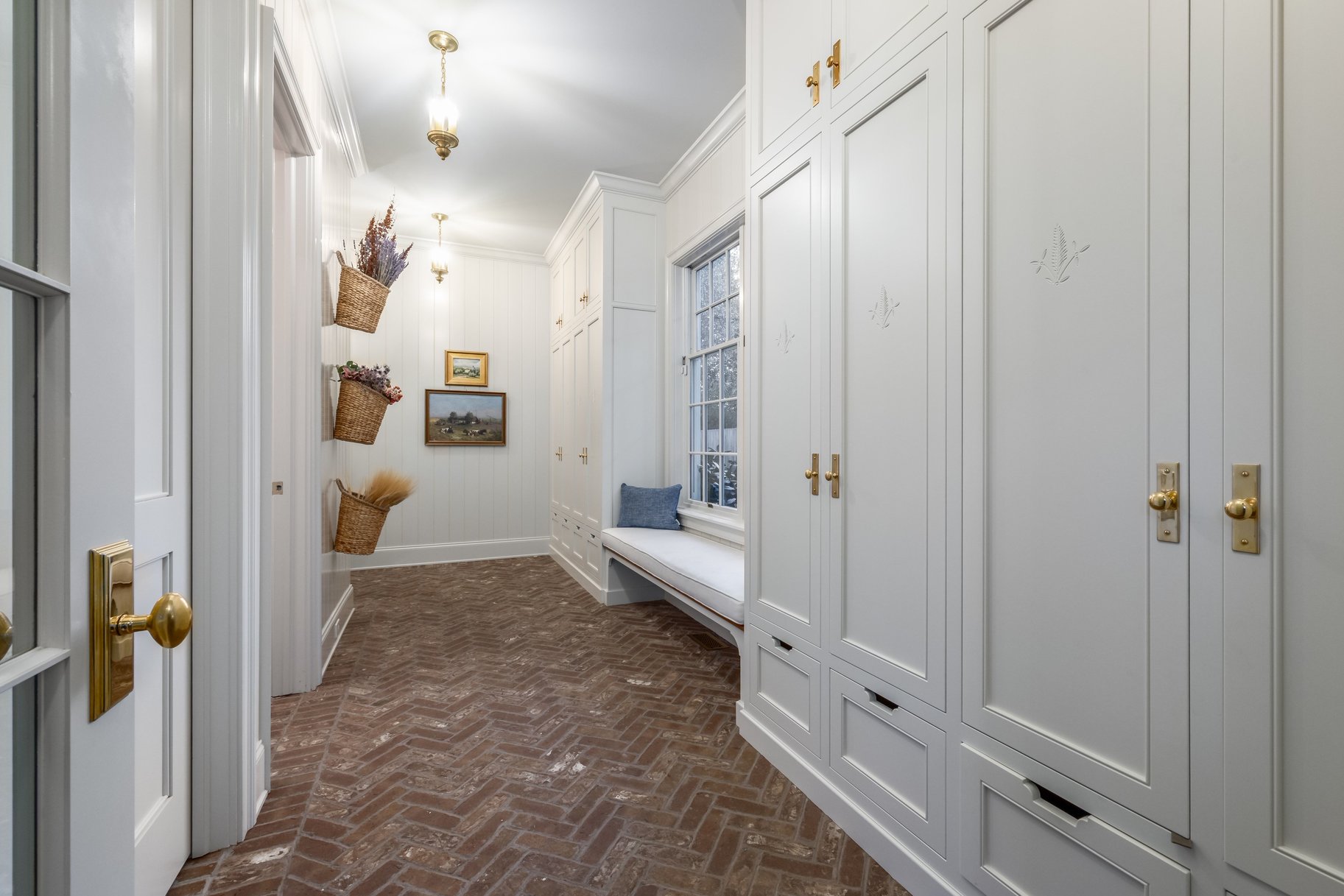  Timeless Colonial Charm Meets Refined Modern Luxury In This Storybook Retreat - 物件實景