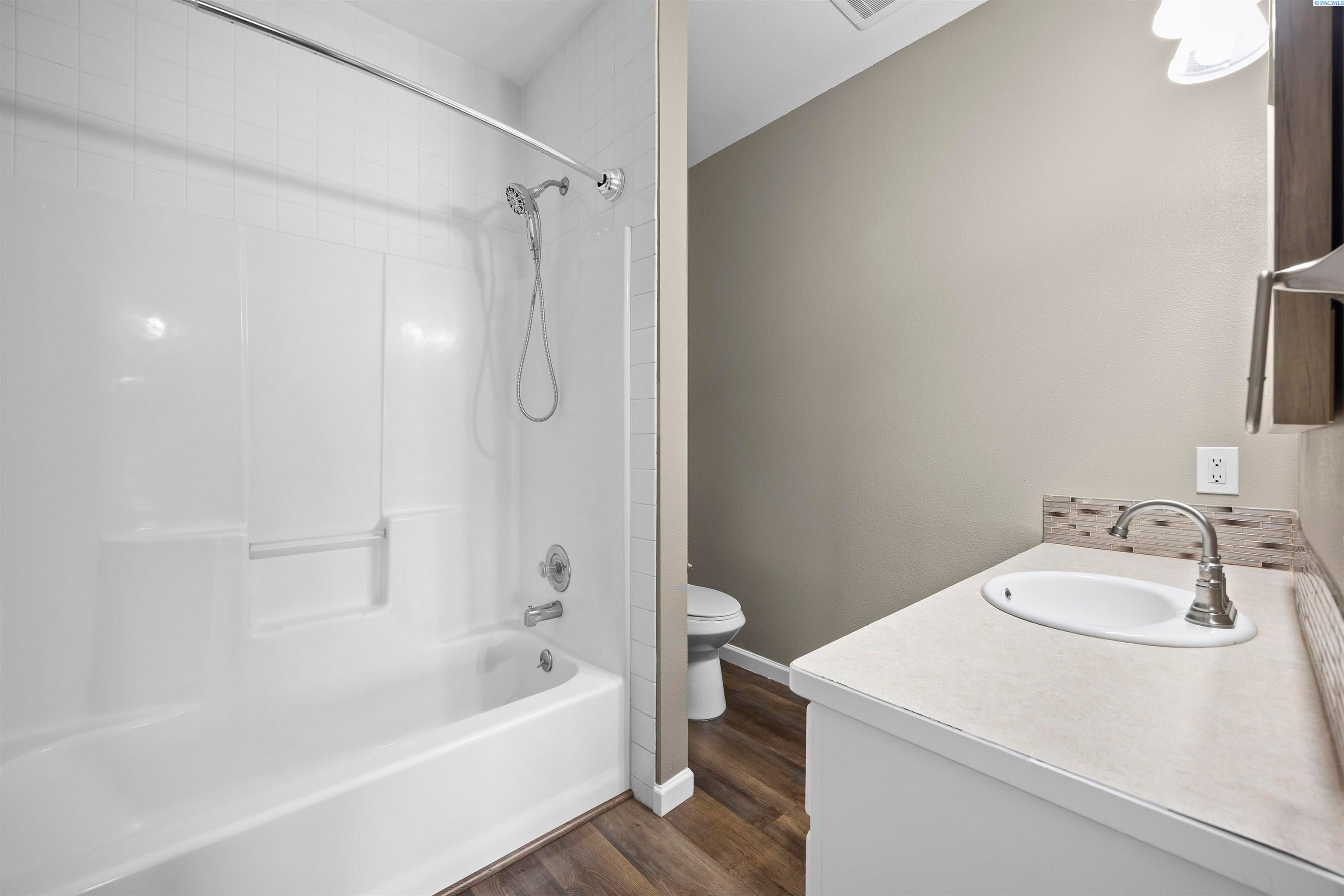 West Richland, Washington, 99353, United States, 5 Bedrooms Bedrooms, ,3 BathroomsBathrooms,Residential,For Sale,2020893