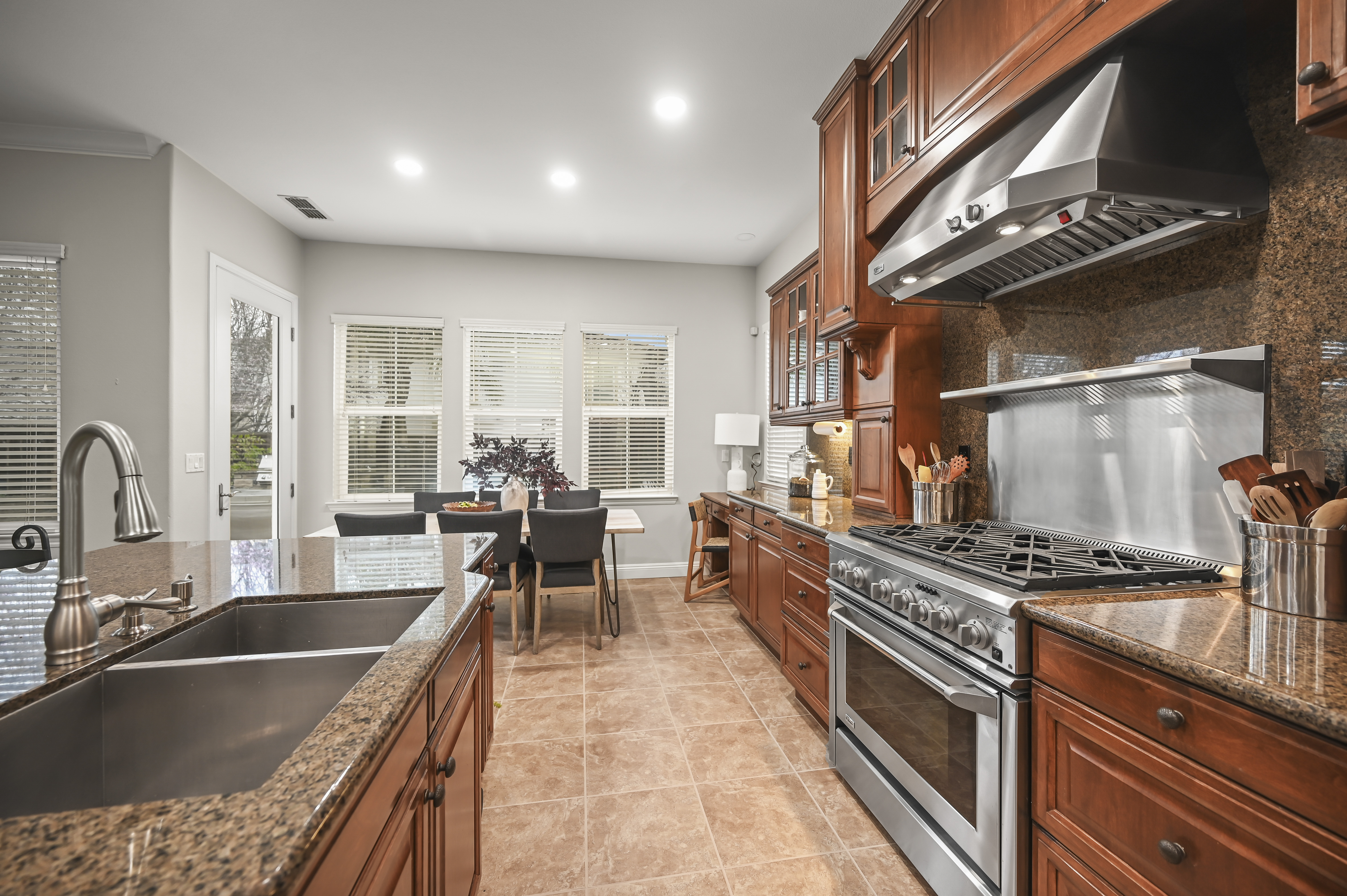  Stunning Monterosso Estate on Private Court with Designer Indoor-Outdoor Living - 物件實景