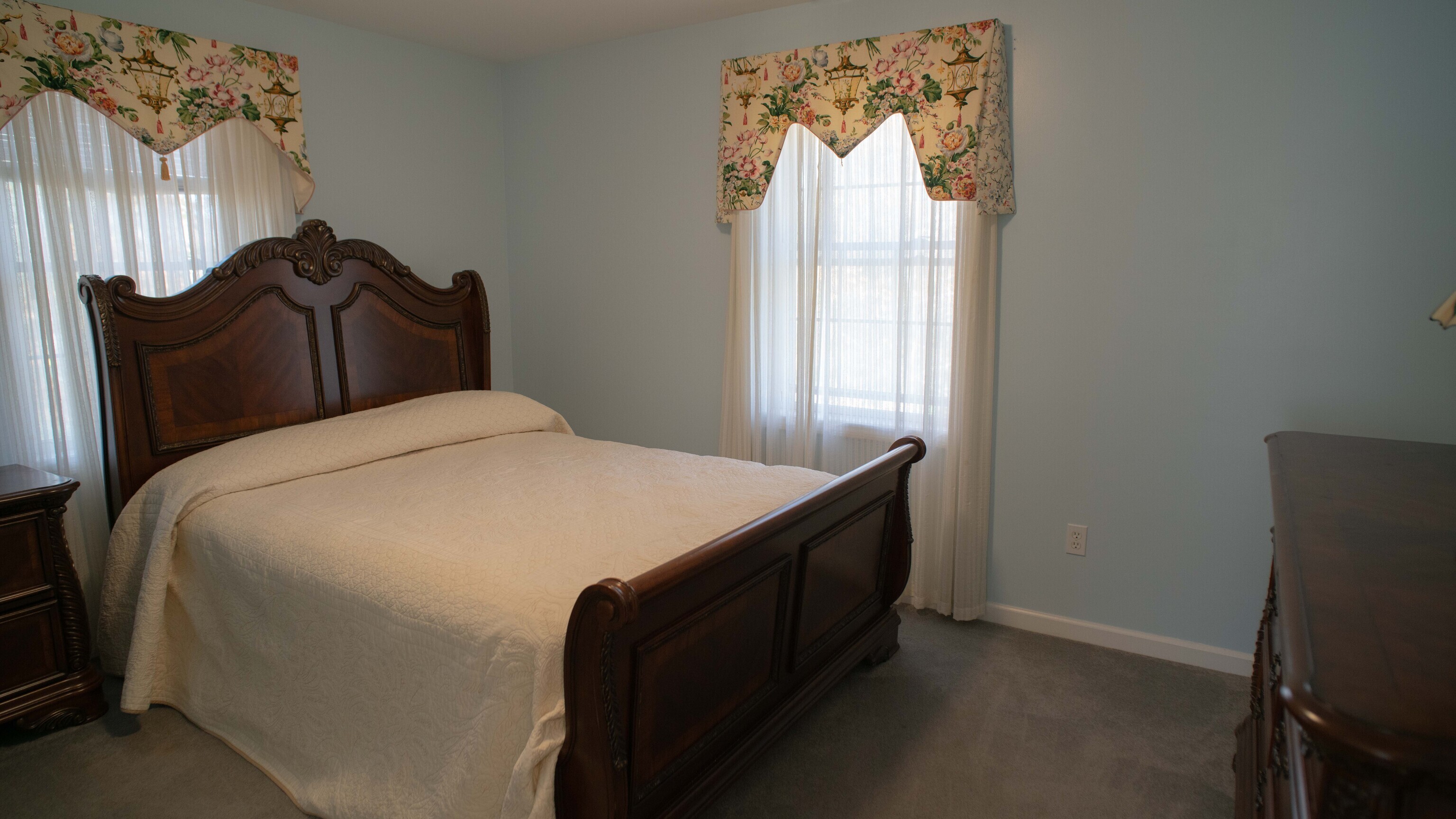 Tolland, Connecticut, 06084, United States, 4 Bedrooms Bedrooms, ,3 BathroomsBathrooms,Residential,For Sale,1989613