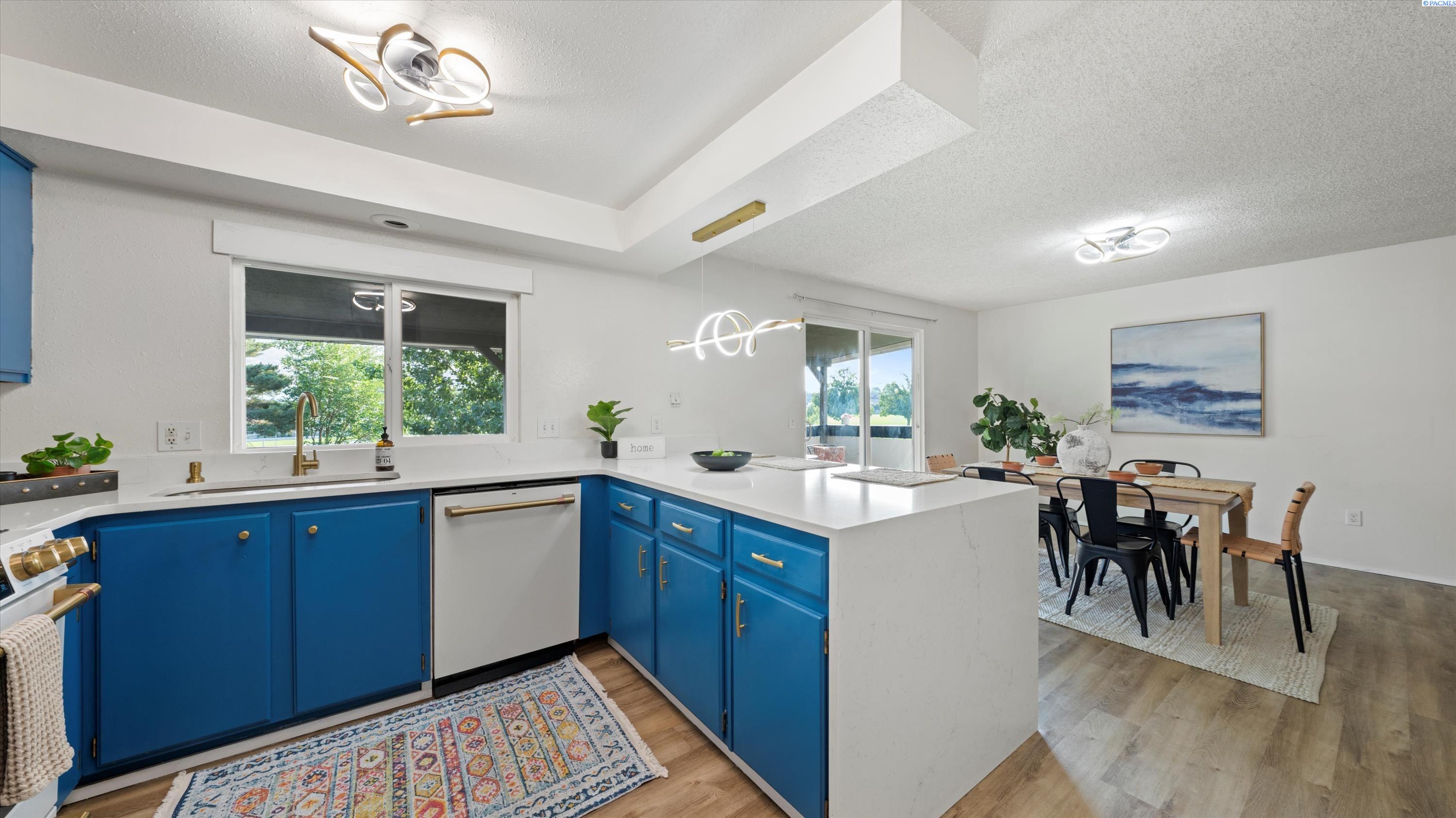 Kennewick, Washington, 99338, United States, 4 Bedrooms Bedrooms, ,1 BathroomBathrooms,Residential,For Sale,1933317