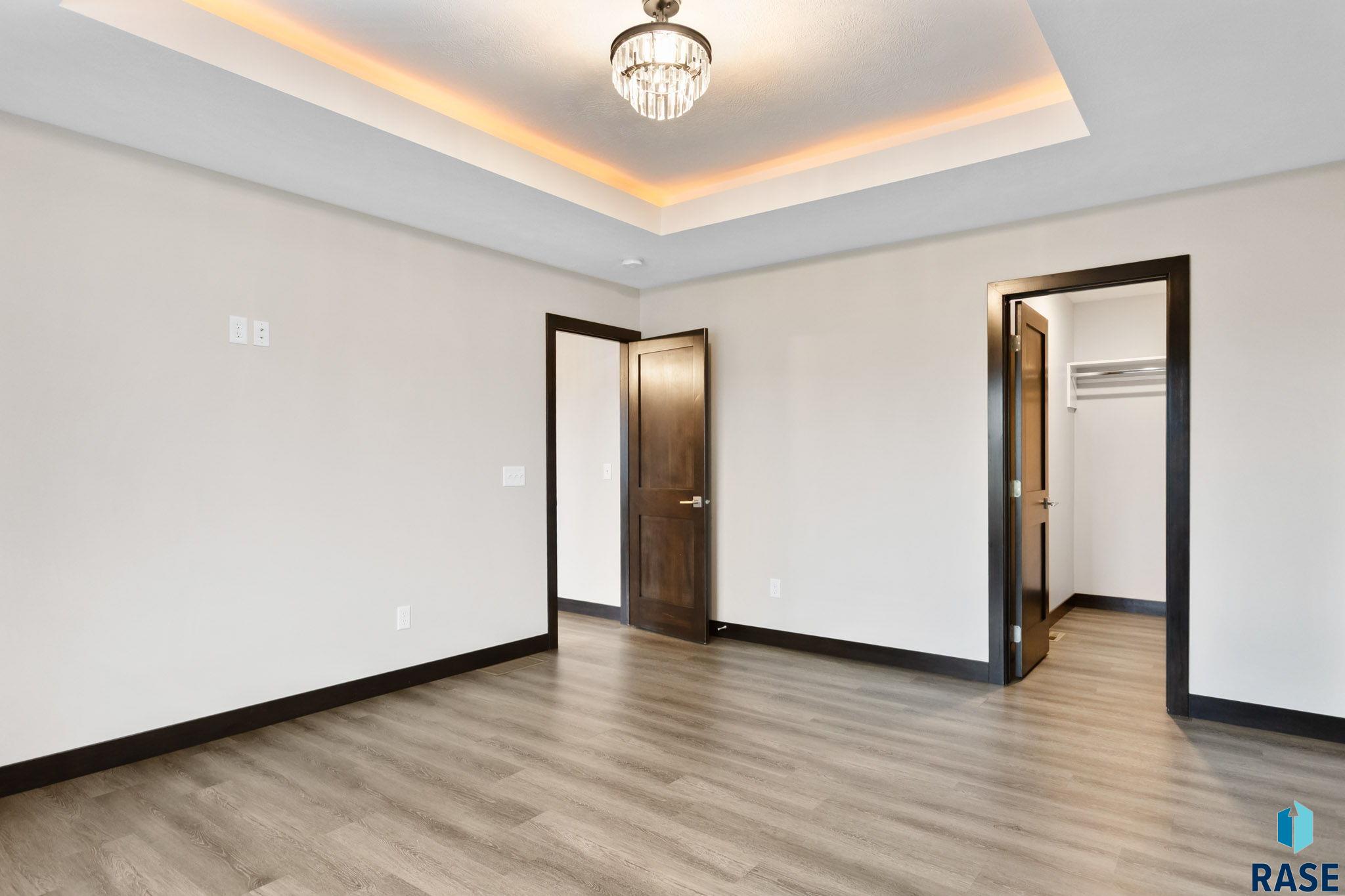 Sioux Falls, South Dakota, 57103, United States, 6 Bedrooms Bedrooms, ,4 BathroomsBathrooms,Residential,For Sale,1898339