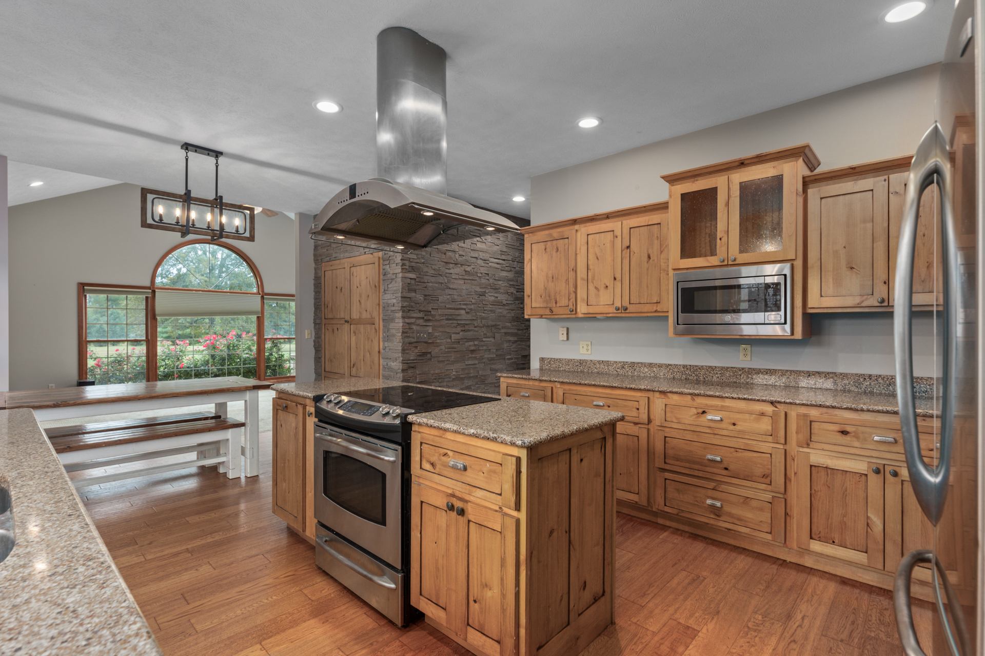 Litchfield, Illinois, 62056, United States, 5 Bedrooms Bedrooms, ,4 BathroomsBathrooms,Residential,For Sale,1986083