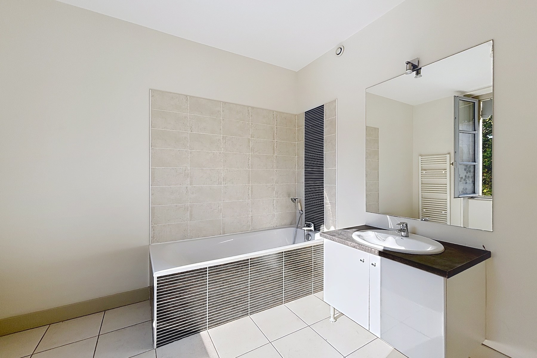  Sophisticated Apartment Facing the Iconic Nîmes Arena – A UNESCO-Listed Heritag… - 物件實景