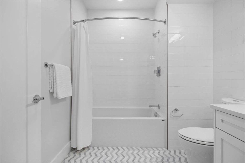 Boston, Massachusetts, 02128, United States, 2 Bedrooms Bedrooms, ,2 BathroomsBathrooms,Residential,For Sale,1905792