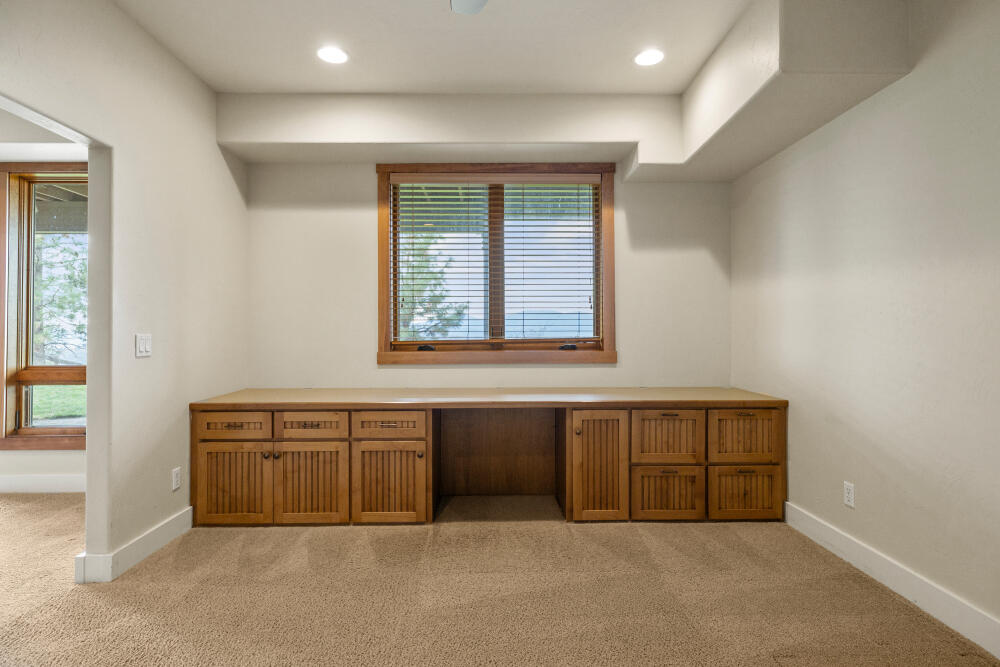 Klamath Falls, Oregon, 97601, United States, 4 Bedrooms Bedrooms, ,3 BathroomsBathrooms,Residential,For Sale,1987766