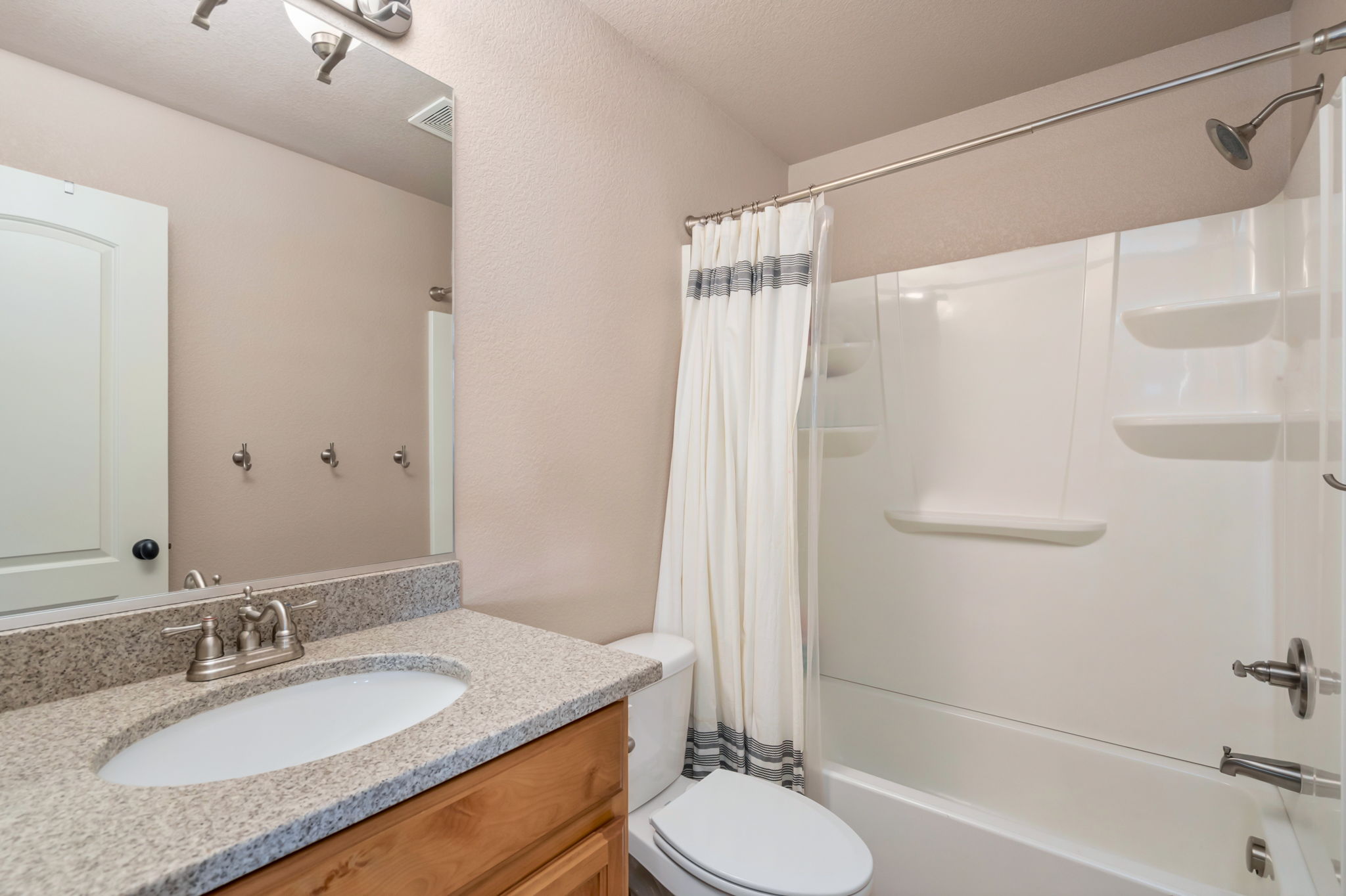  Great 2 Story With Main Floor Master Located Between Raindance and Pelican Lakes - 物件實景