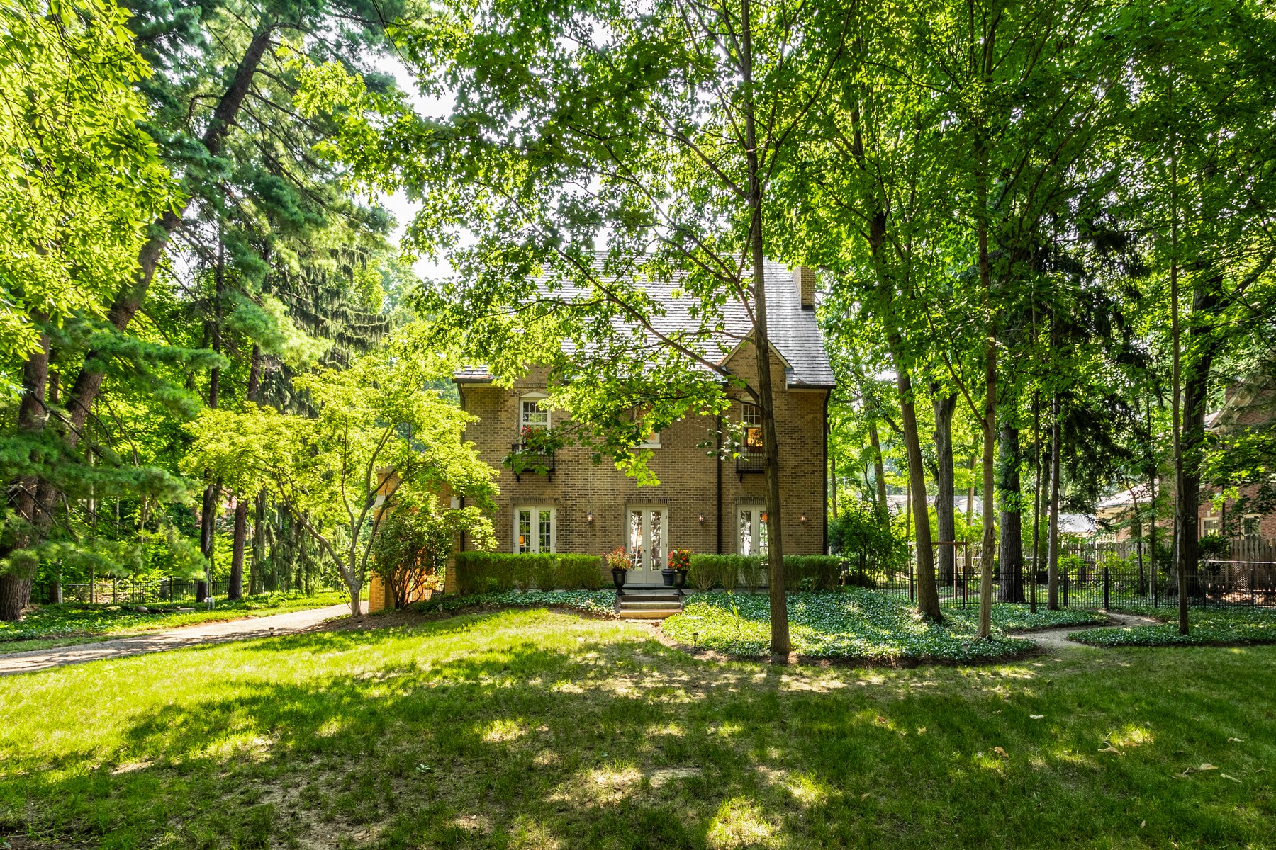  Gated English Tudor Home on One of the Most Desirable Blocks in Meridian Kessler - 物件實景