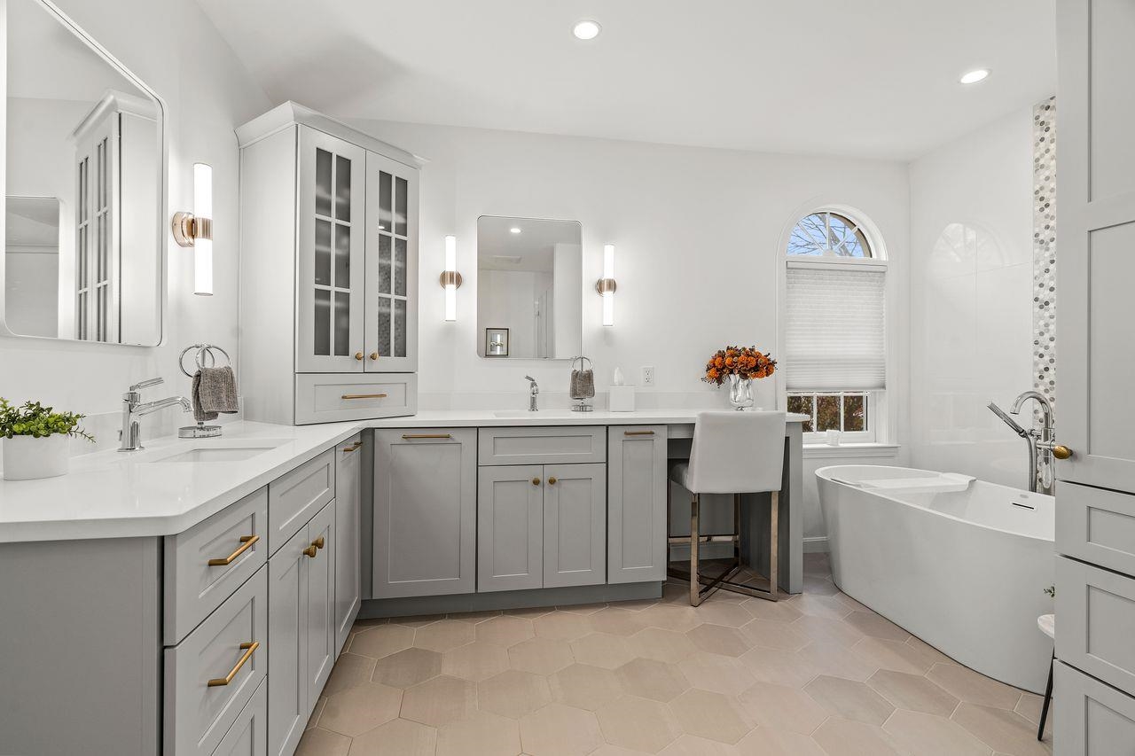 Bedford, New Hampshire, 03110, United States, 3 Bedrooms Bedrooms, ,3 BathroomsBathrooms,Residential,For Sale,1989387