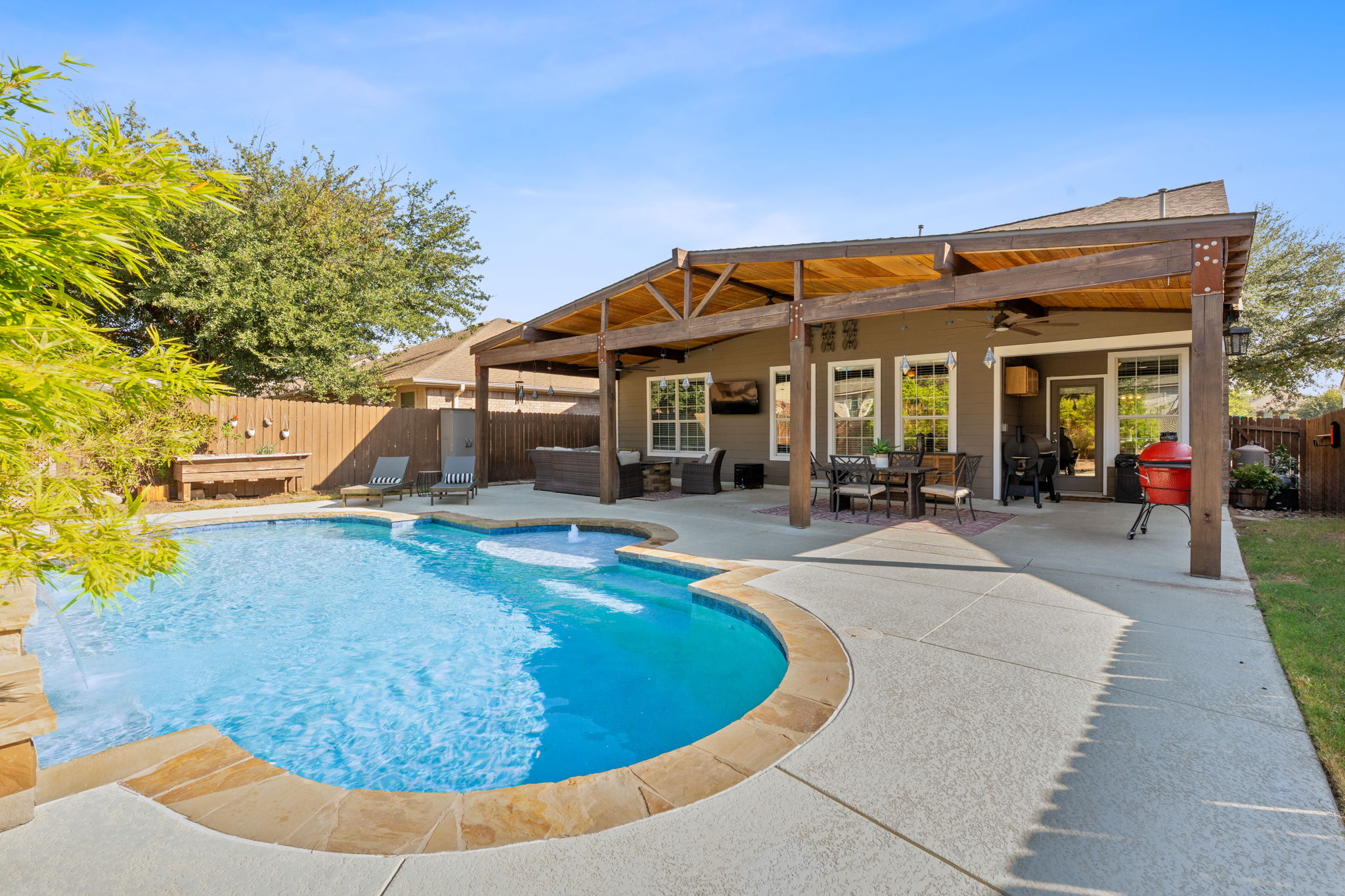  Stylish Leander Living with a Resort-Style Backyard Oasis - 物件實景