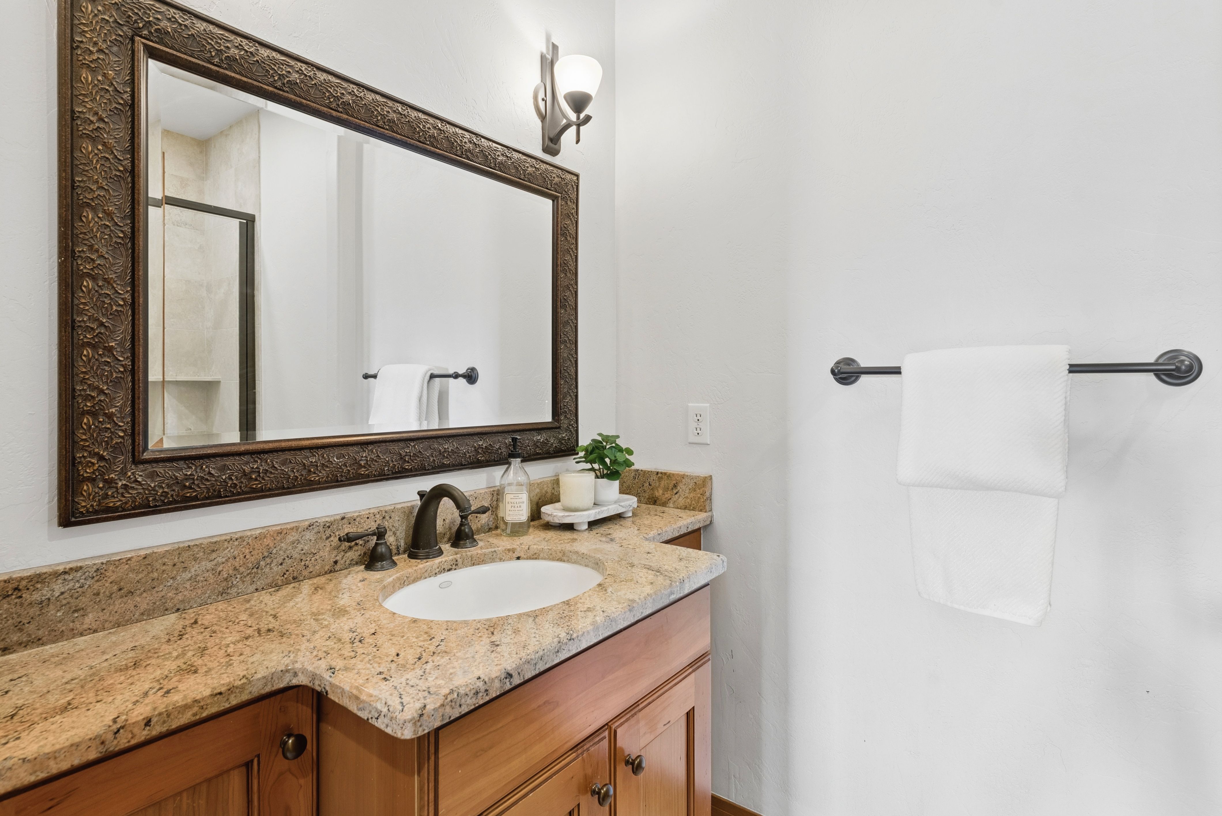  Set high on a hill in The Timbers and backing to open space - 物件實景