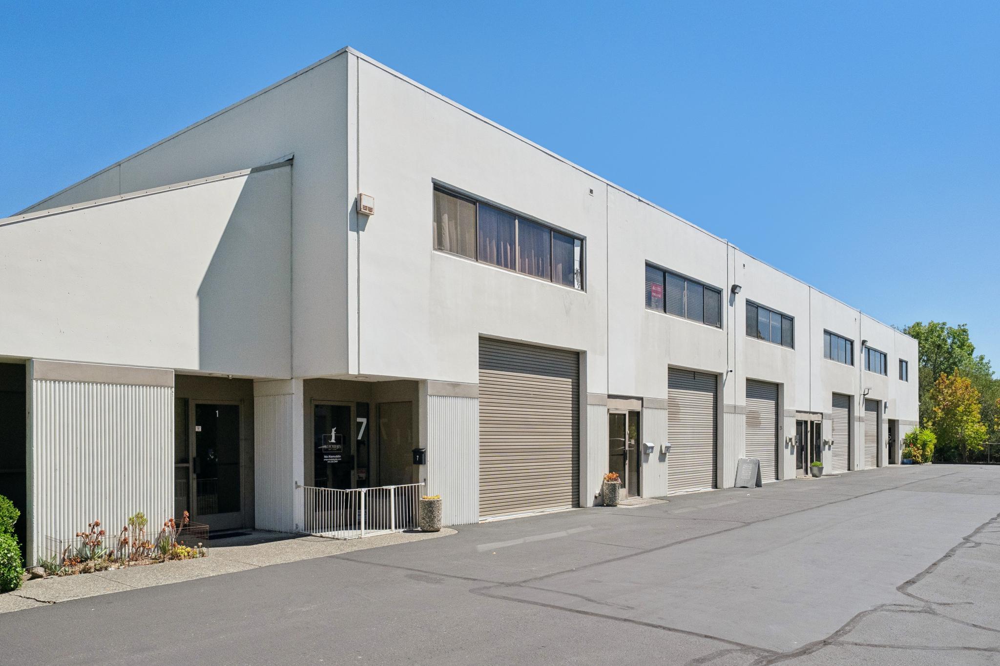  Creative Loft-Style Commercial Space with 15+ Foot Ceilings - 物件實景
