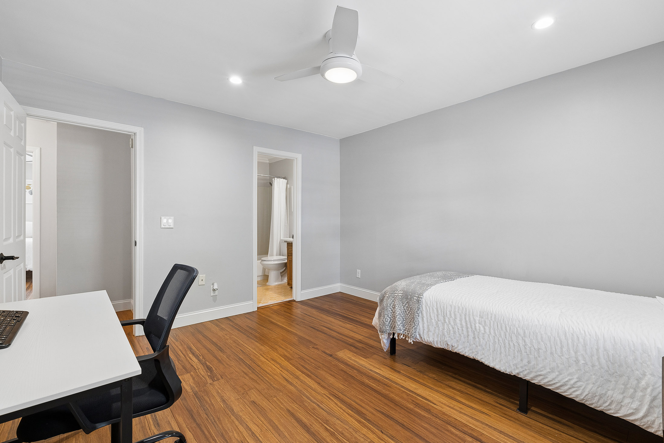  Renovated Move-In Ready End-Unit Townhome - 物件實景