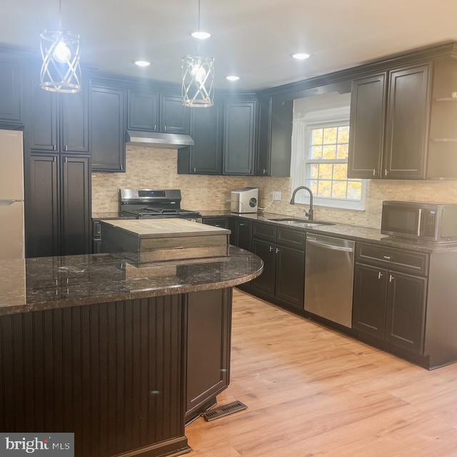 Centreville, Virginia, 20120, United States, 3 Bedrooms Bedrooms, ,2 BathroomsBathrooms,Residential,For Sale,1988924