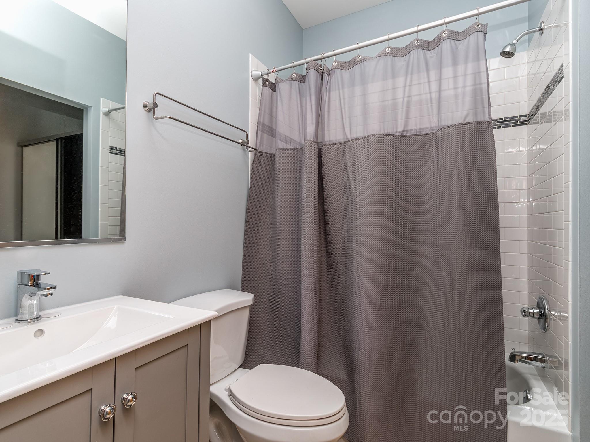 Charlotte, North Carolina, 28202, United States, 2 Bedrooms Bedrooms, ,3 BathroomsBathrooms,Residential,For Sale,1986288