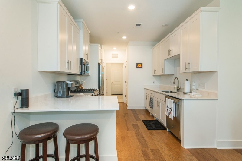 Morris Plains Boro, New Jersey, 07950, United States, 2 Bedrooms Bedrooms, ,3 BathroomsBathrooms,Residential,For Sale,1939204