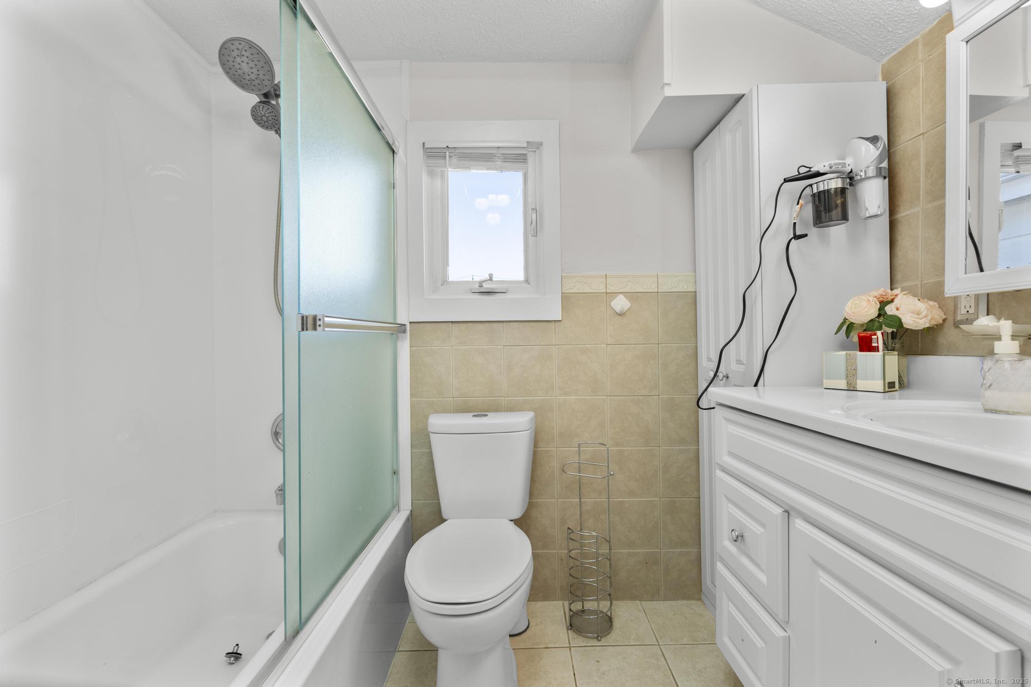 Milford, Connecticut, 06460, United States, 3 Bedrooms Bedrooms, ,2 BathroomsBathrooms,Residential,For Sale,1942081