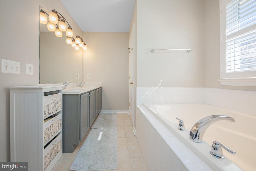 Port Royal, Virginia, 22535, United States, 5 Bedrooms Bedrooms, ,4 BathroomsBathrooms,Residential,For Sale,1959424