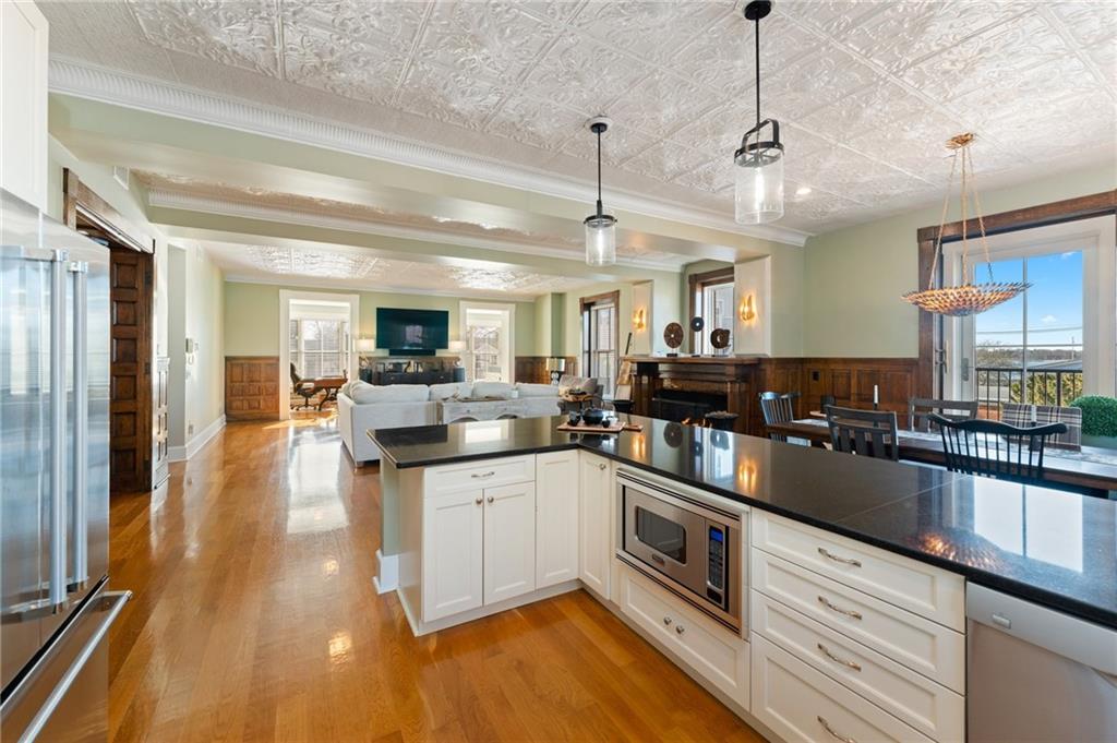 Bristol, Rhode Island, 02809, United States, 2 Bedrooms Bedrooms, ,3 BathroomsBathrooms,Residential,For Sale,1834727