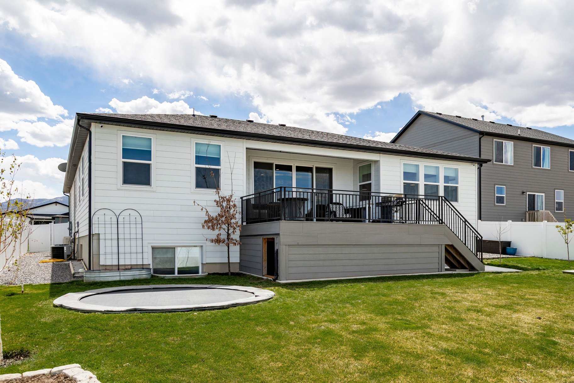  Spacious rambler with ADU. Open design and backyard made for living. - 物件實景