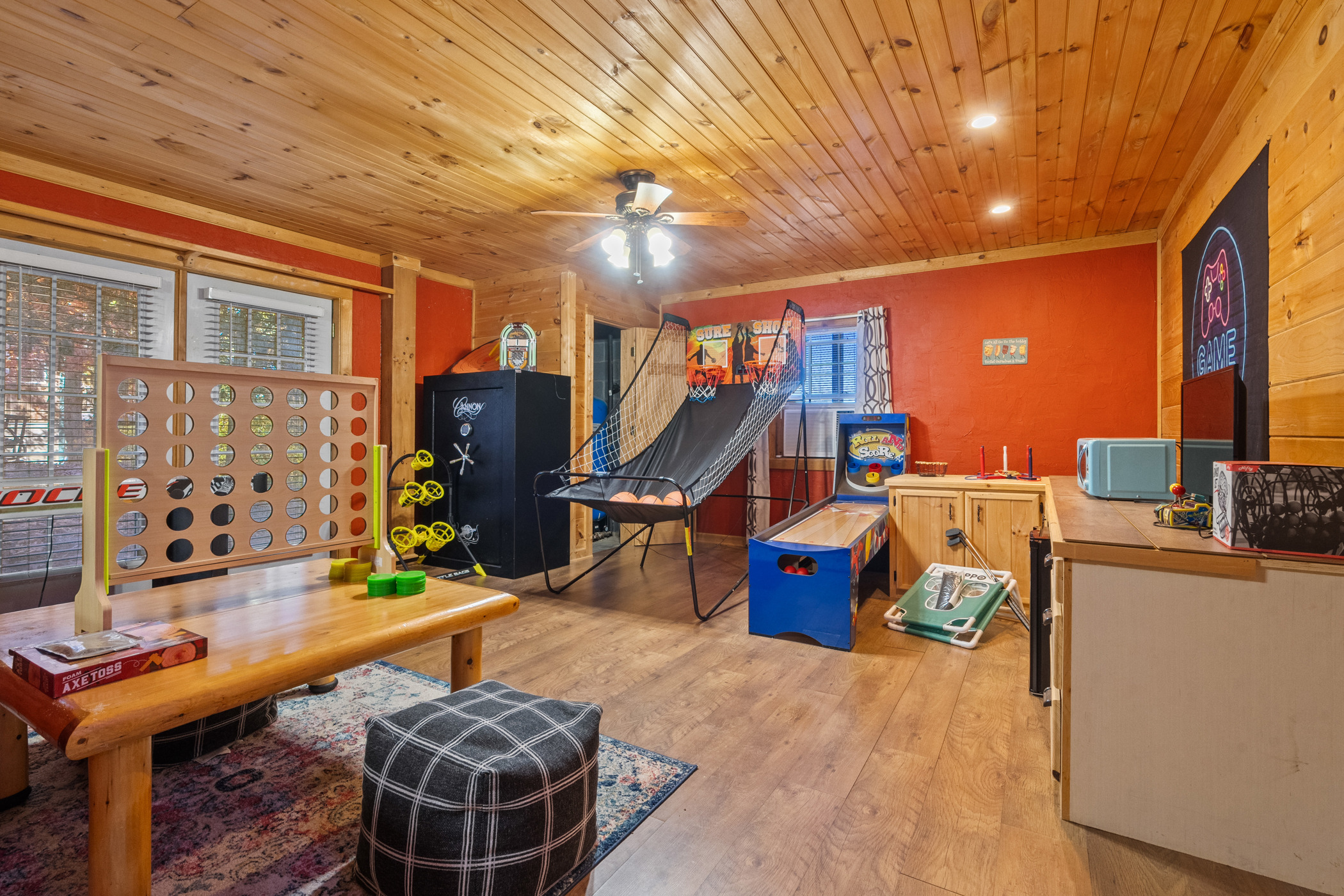 Sevierville, Tennessee, 37876, United States, 2 Bedrooms Bedrooms, ,4 BathroomsBathrooms,Residential,For Sale,1988602