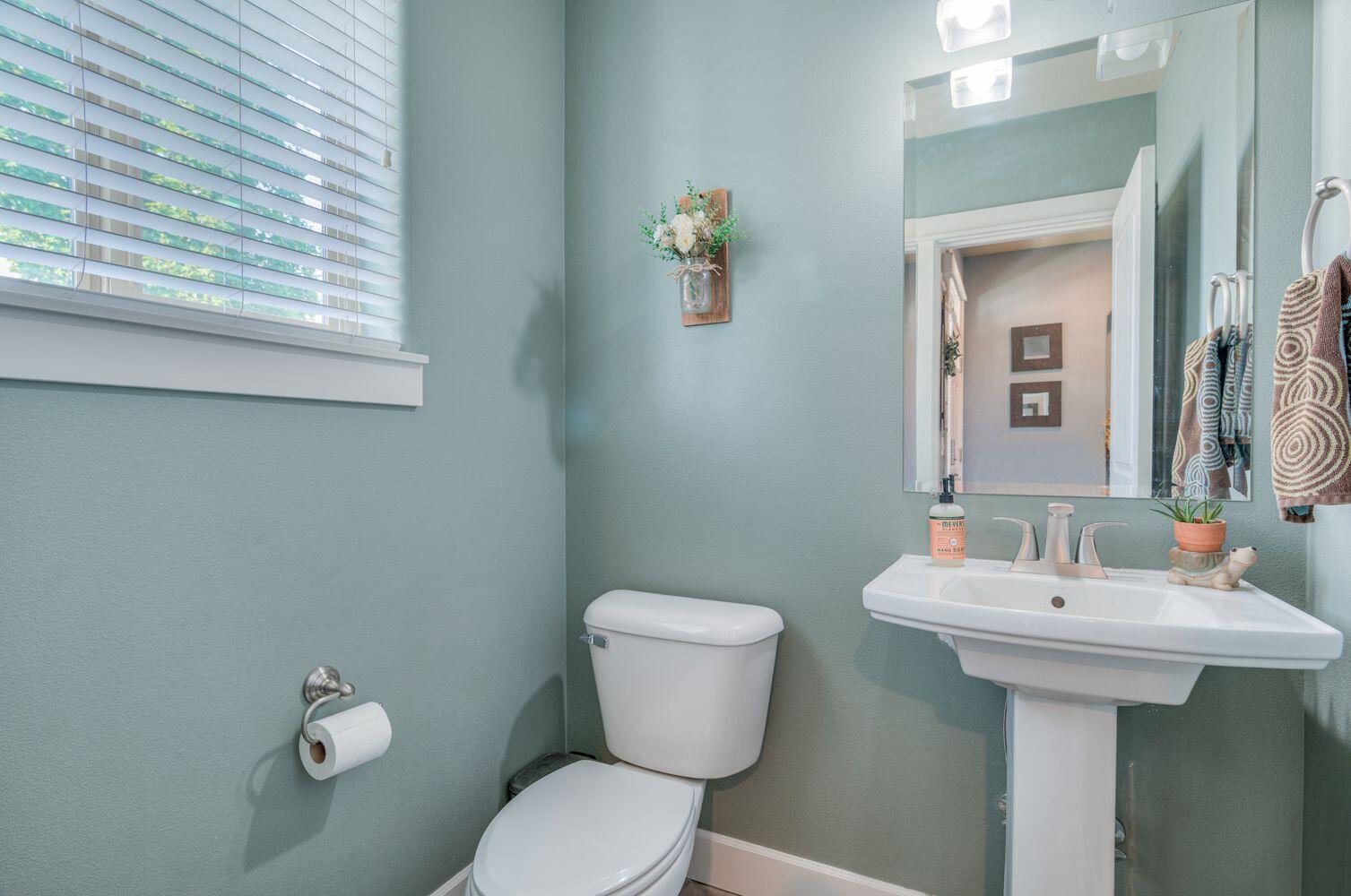 Redmond, Oregon, 97756, United States, 4 Bedrooms Bedrooms, ,3 BathroomsBathrooms,Residential,For Sale,1898439