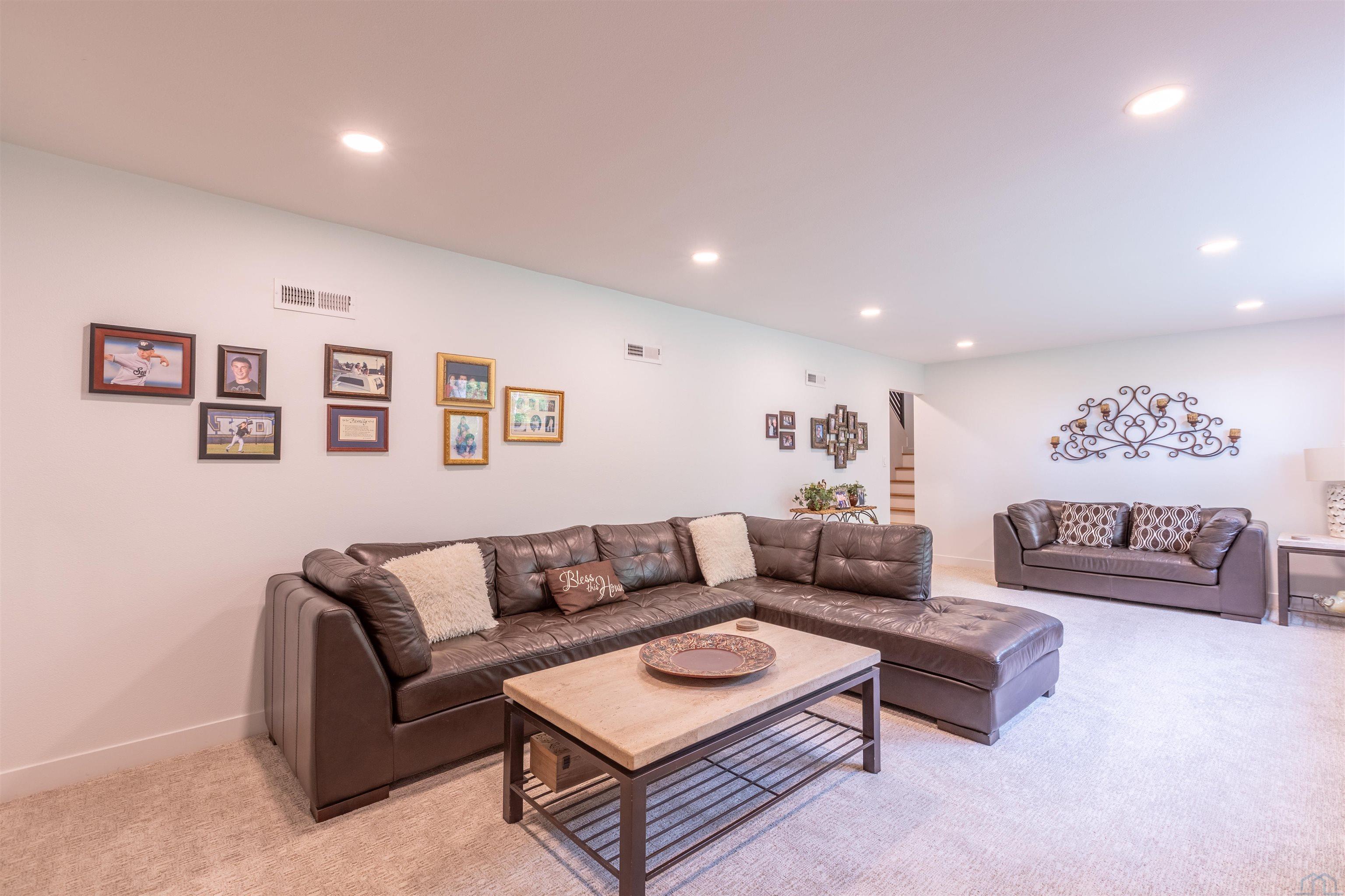 Sioux City, Iowa, 51108, United States, 4 Bedrooms Bedrooms, ,3 BathroomsBathrooms,Residential,For Sale,2048927