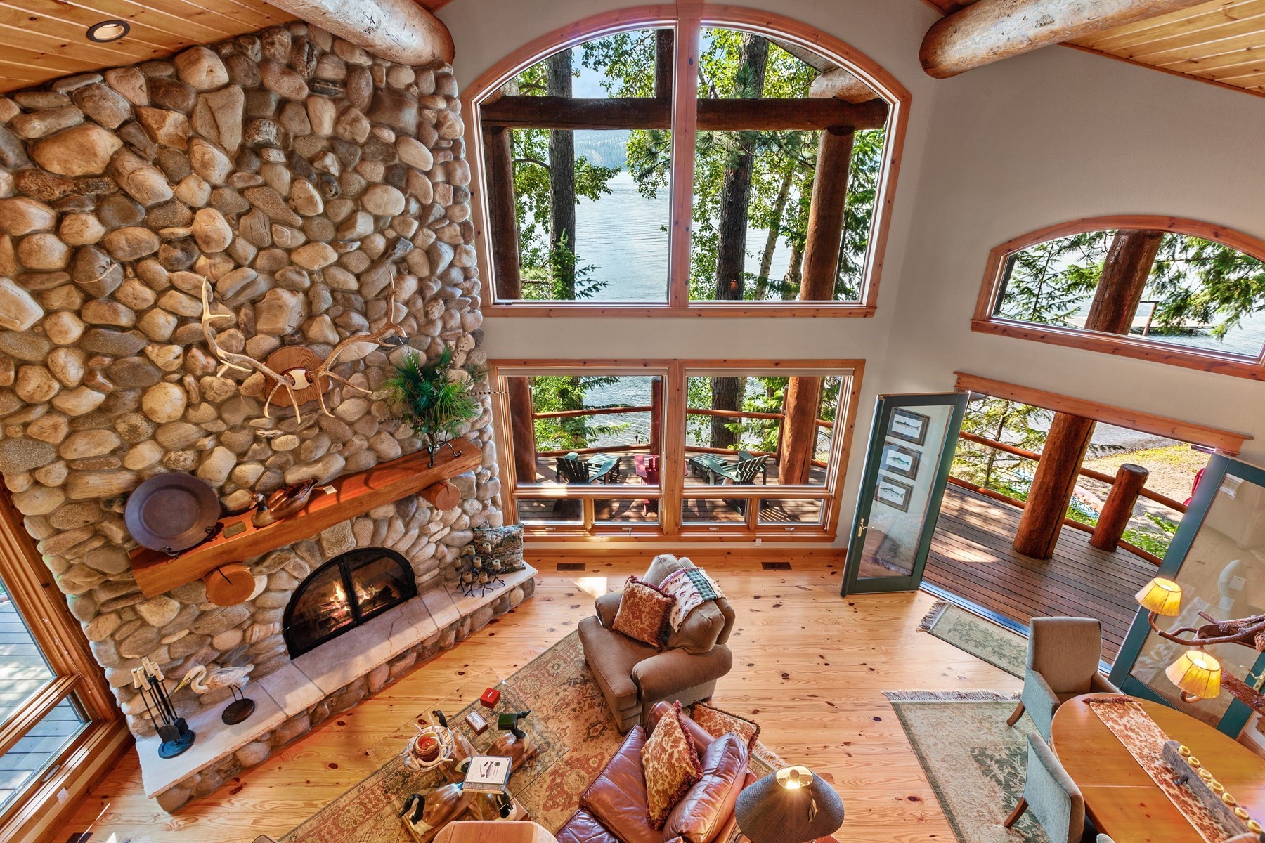  Spectacular Timber Framed Lakefront Living - 物件實景