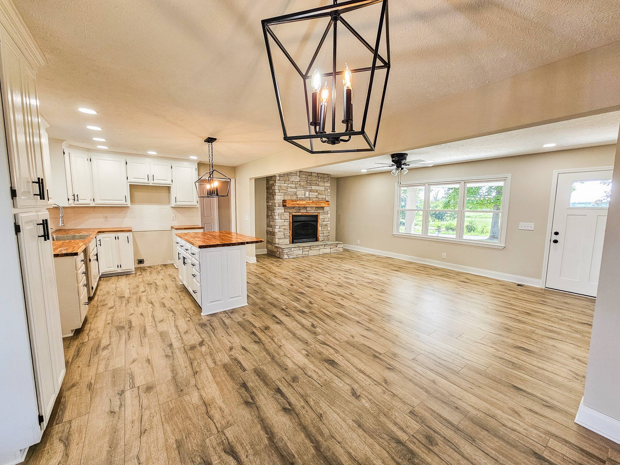 Shelbyville, Tennessee, 37160, United States, 4 Bedrooms Bedrooms, ,3 BathroomsBathrooms,Residential,For Sale,1895411