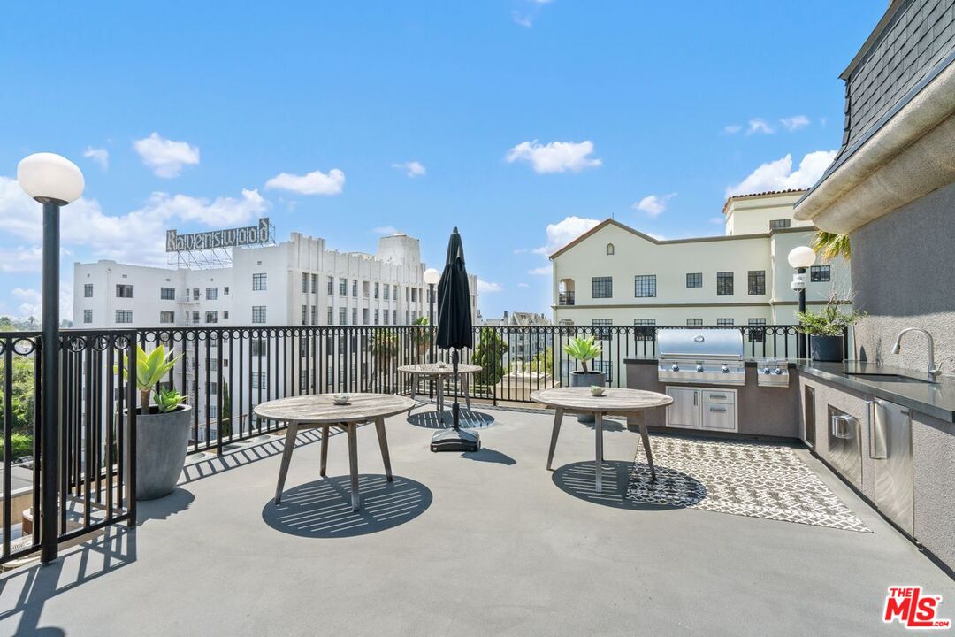 Los Angeles, California, 90004, United States, 2 Bedrooms Bedrooms, ,2 BathroomsBathrooms,Residential,For Sale,1885351