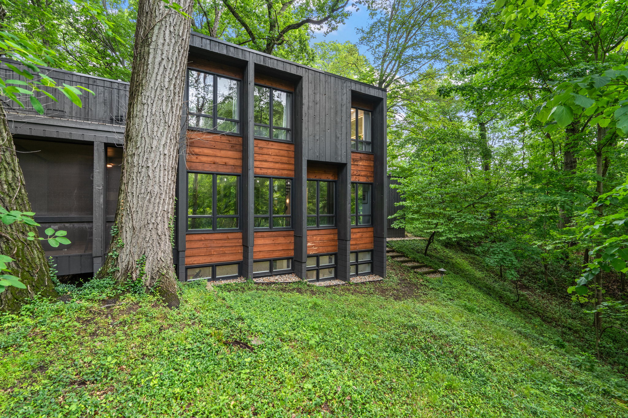  Modern Contemporary Home Nestled on a 1.3 Acre Wooded Lot - 物件實景