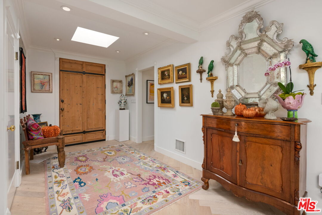 Los Angeles, California, 90049, United States, 4 Bedrooms Bedrooms, ,1 BathroomBathrooms,Residential,For Sale,1991602