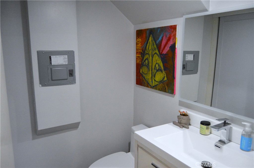 Los Angeles, California, 90025, United States, 2 Bedrooms Bedrooms, ,3 BathroomsBathrooms,Residential,For Sale,1900779