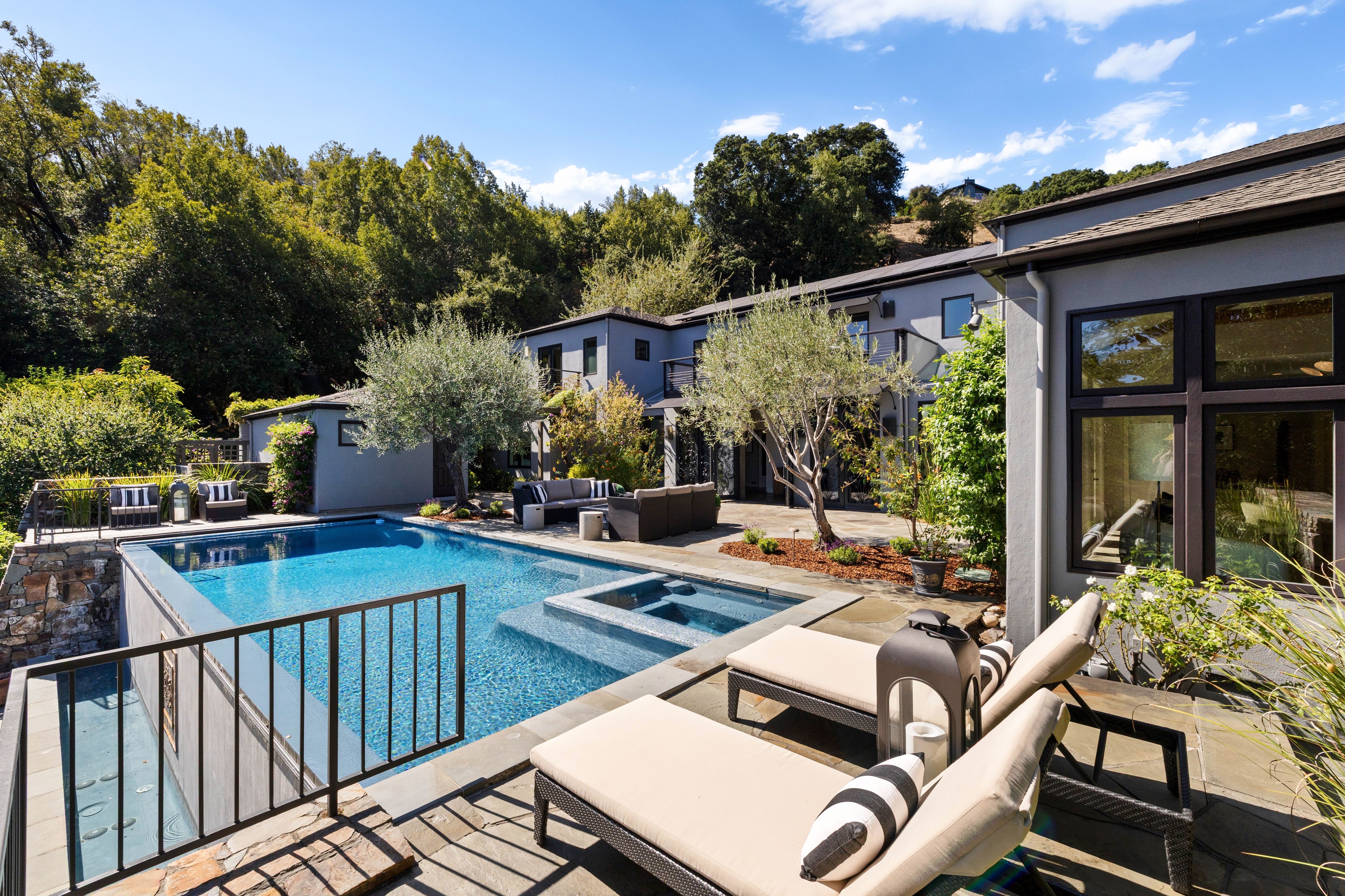  Resort Living in Sorich Park — Gated Mediterranean Estate With Pool and Views - 物件實景