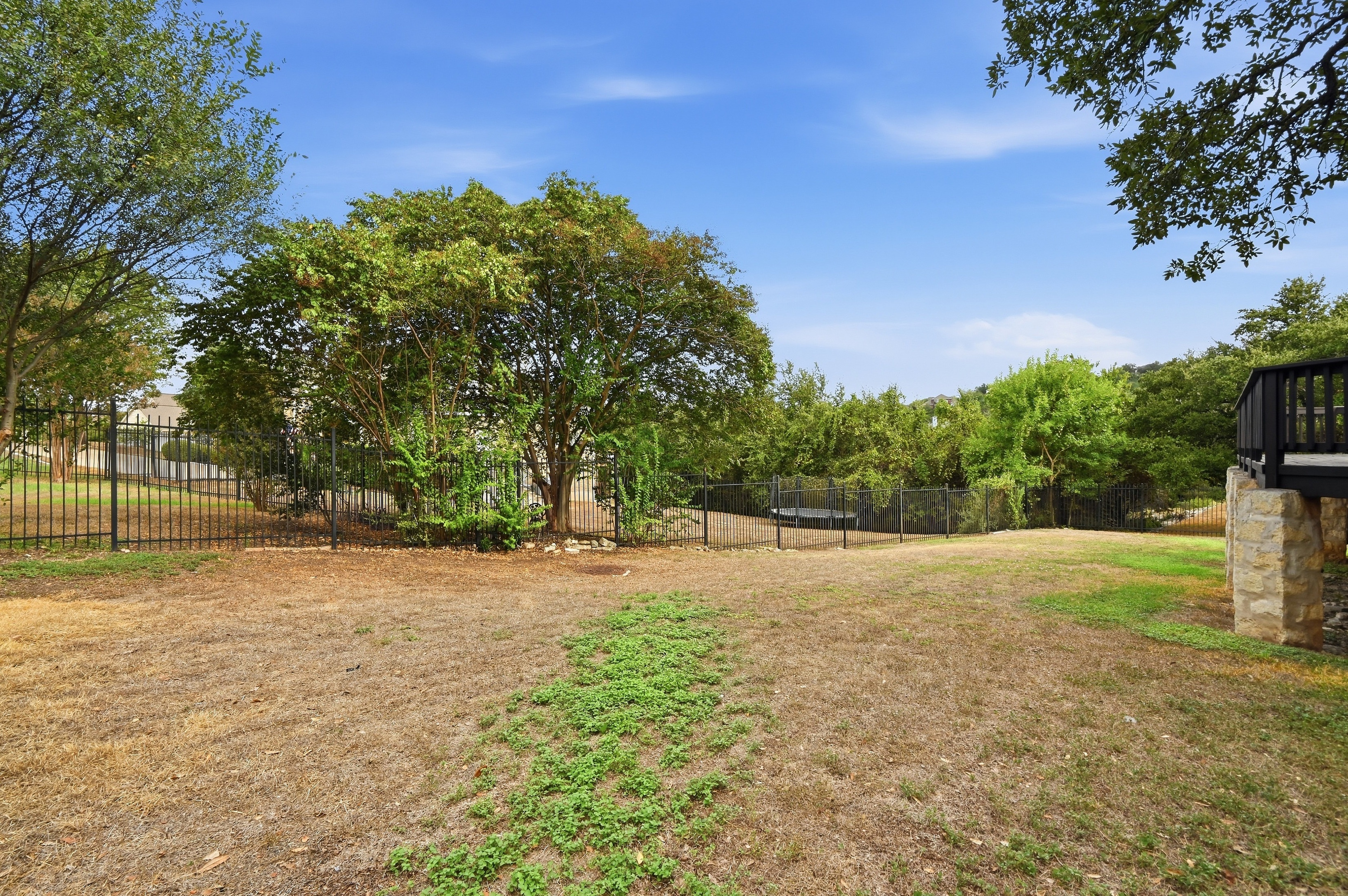  Spacious River Place Home with Large Backyard & Elevated Deck - 物件實景