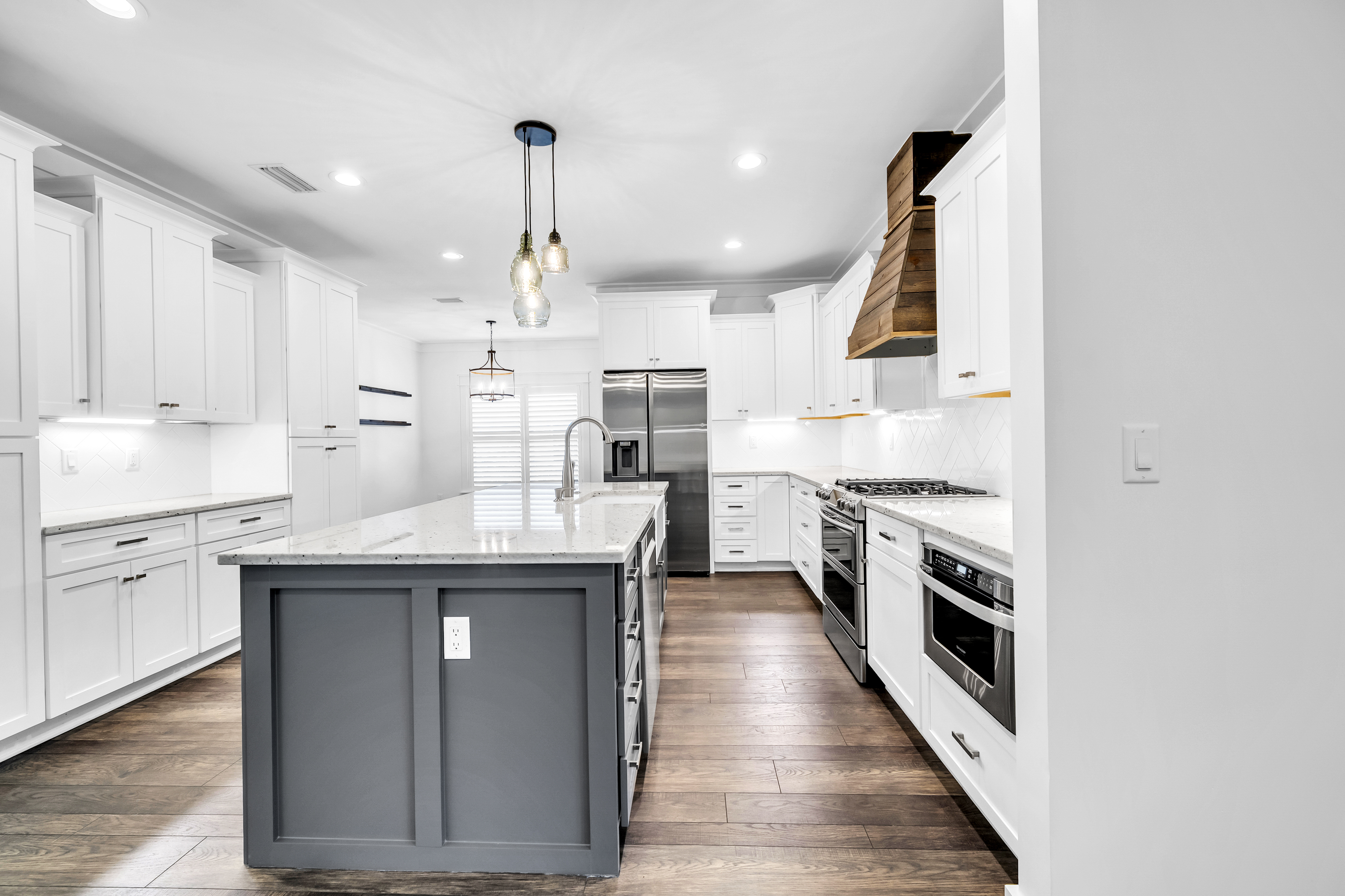  Move-In Ready Brick Home with Spacious Fenced Backyard Near the Bay - 物件實景