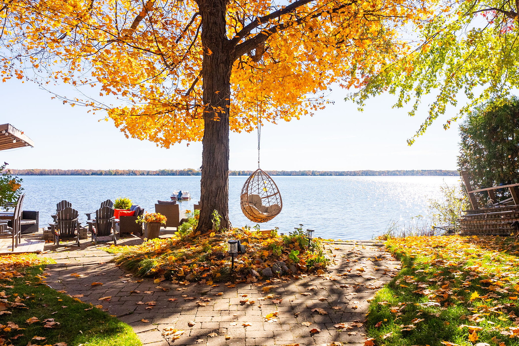  A Refined Lakeside Retreat - 物件實景