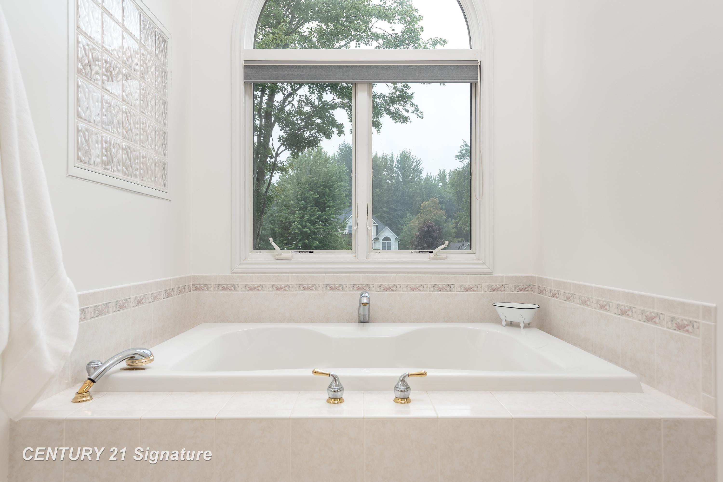 Midland, Michigan, 48642, United States, 4 Bedrooms Bedrooms, ,4 BathroomsBathrooms,Residential,For Sale,1981161