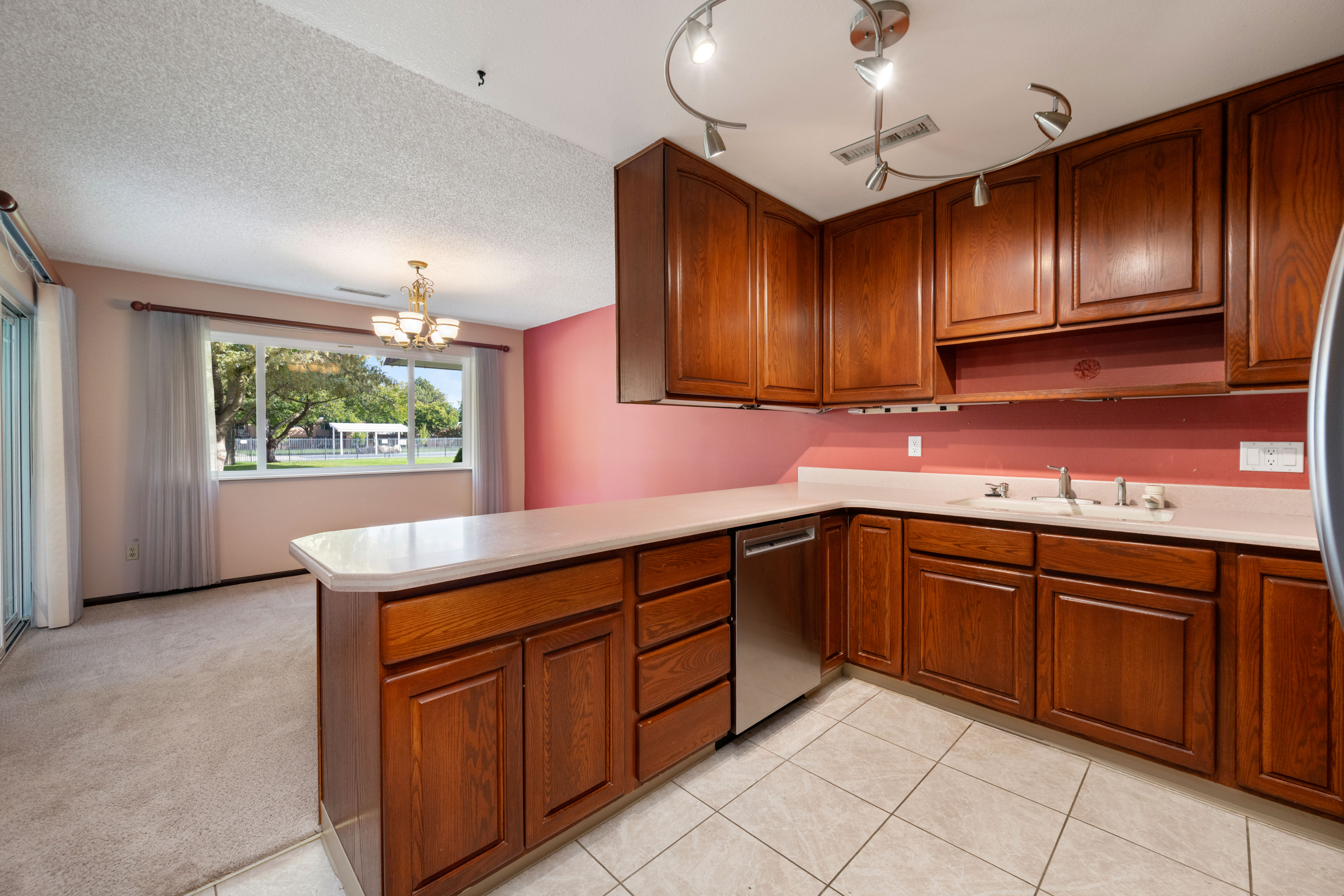  Affordable Ground Level Condo w/ Great Amenities - 物件實景