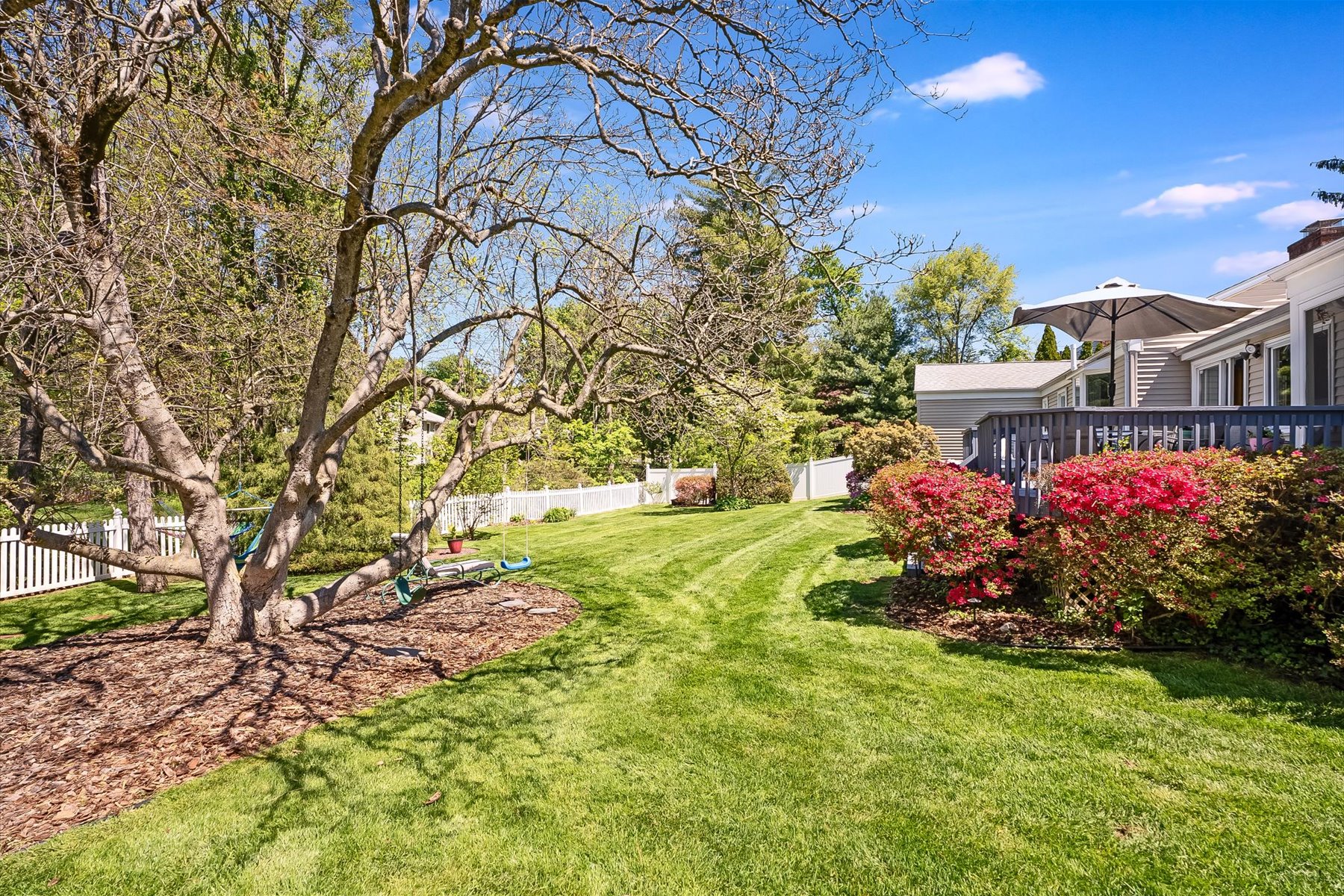  Easy One Floor Ranch Style Home with Vibrant and Perfectly Manicured Property - 物件實景