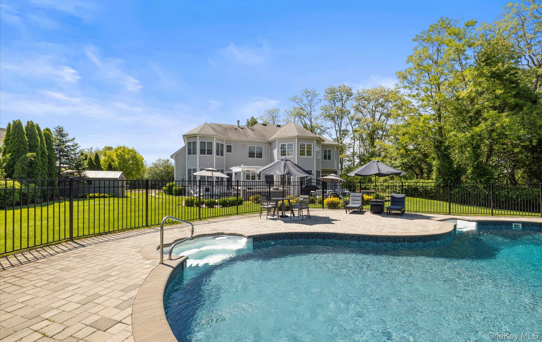 Huntington, New York, 11743, United States, 6 Bedrooms Bedrooms, ,4 BathroomsBathrooms,Residential,For Sale,1827761