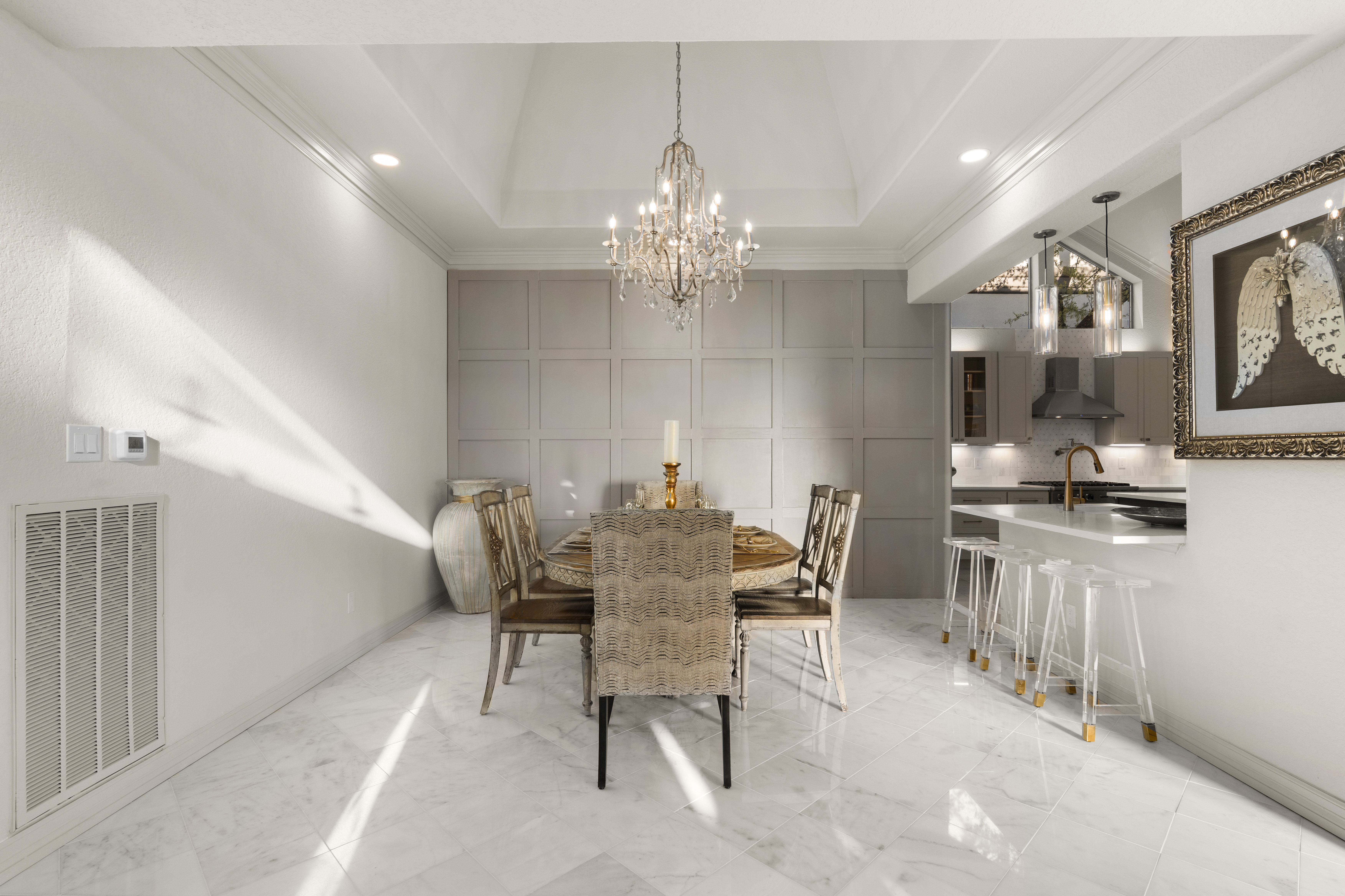  Updated Home with Captivating Interior Features - 物件實景