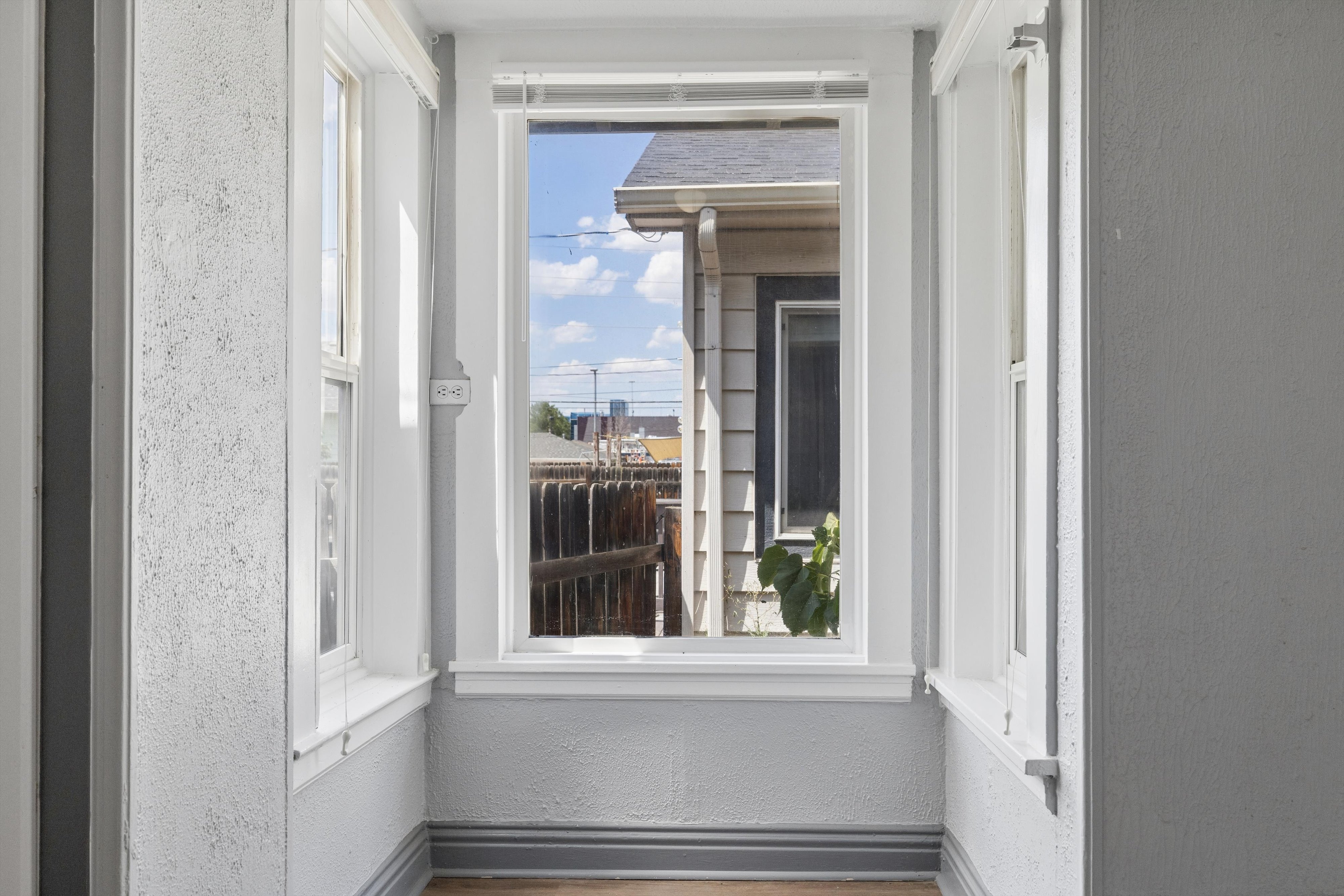  A rare opportunity to own a three-unit residential income property designed for - 物件實景