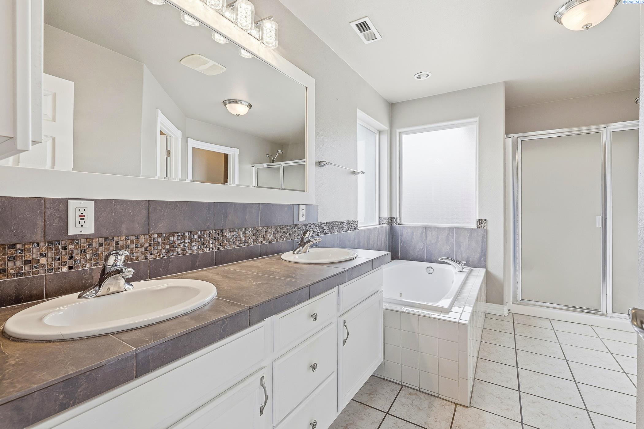 Pasco, Washington, 99301, United States, 3 Bedrooms Bedrooms, ,3 BathroomsBathrooms,Residential,For Sale,1998490