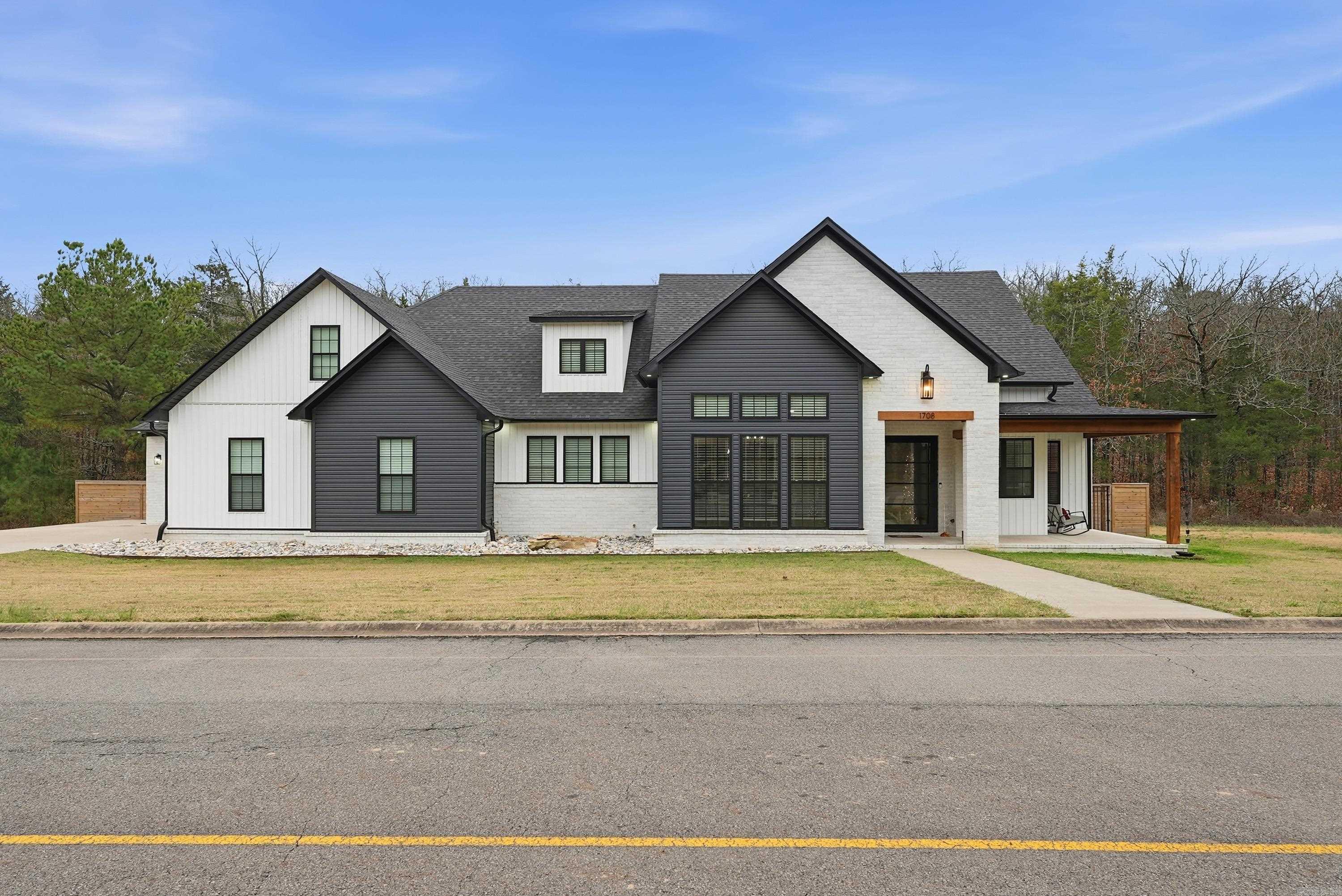 Morrilton, Arkansas, 72110, United States, 3 Bedrooms Bedrooms, ,4 BathroomsBathrooms,Residential,For Sale,2003394