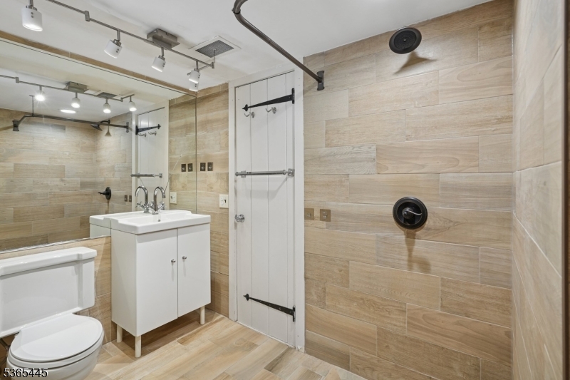 Kinnelon Boro, New Jersey, 07405-2443, United States, 4 Bedrooms Bedrooms, ,3 BathroomsBathrooms,Residential,For Sale,1861963