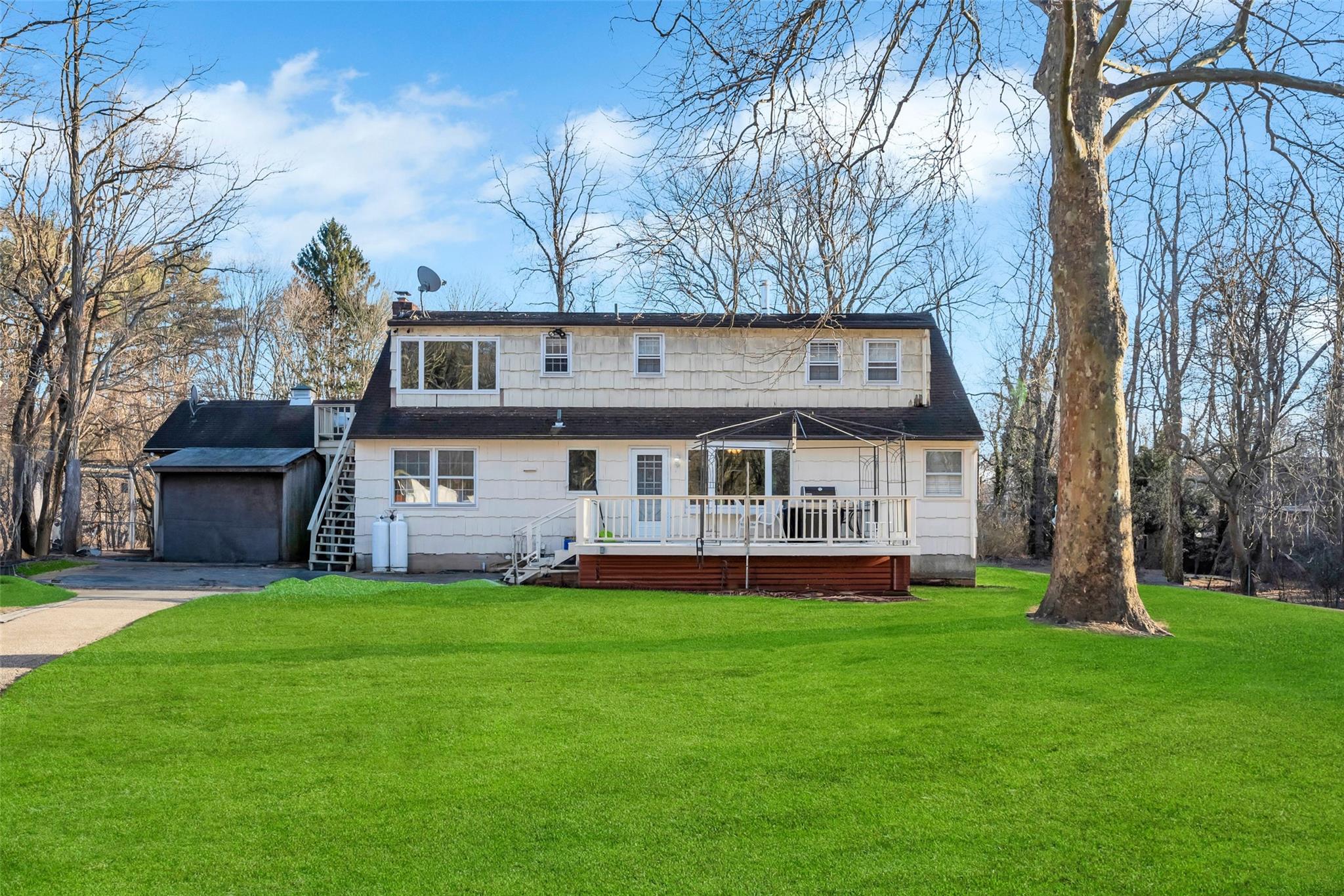 Hauppauge, New York, 11788, United States, 4 Bedrooms Bedrooms, ,2 BathroomsBathrooms,Residential,For Sale,1714342