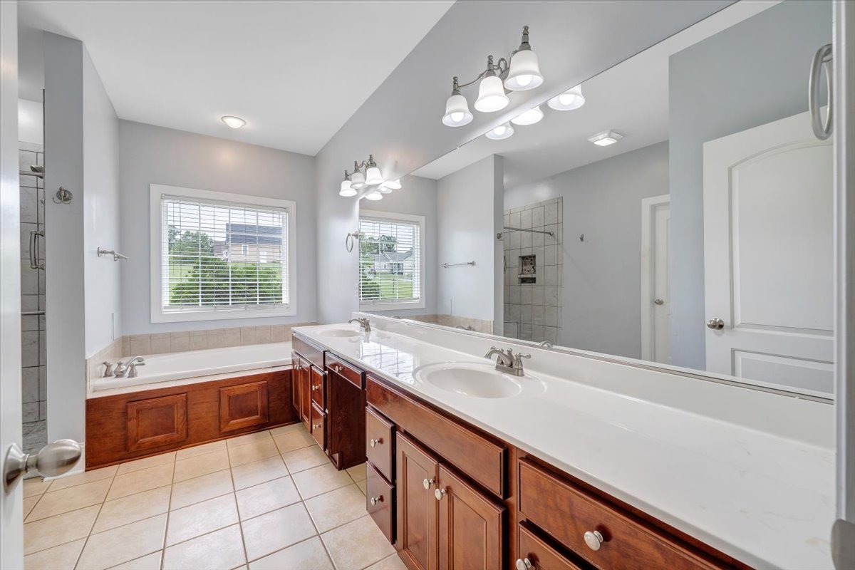 Huddleston, Virginia, 24104, United States, 4 Bedrooms Bedrooms, ,4 BathroomsBathrooms,Residential,For Sale,2048445