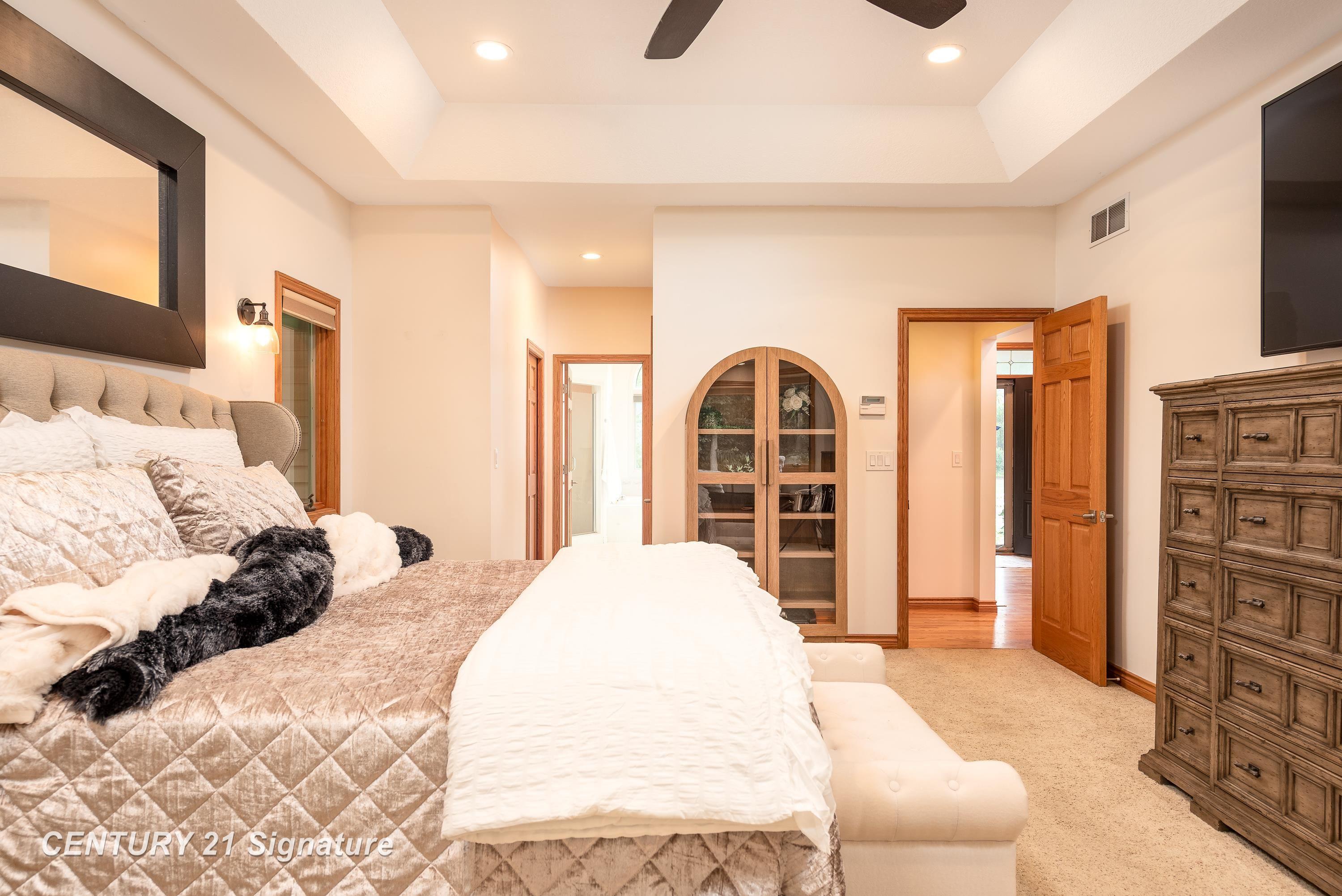 Midland, Michigan, 48642, United States, 4 Bedrooms Bedrooms, ,4 BathroomsBathrooms,Residential,For Sale,1981161