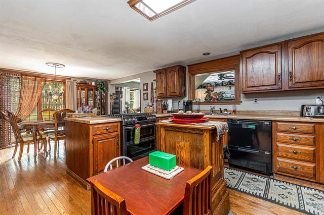 Galena, Illinois, 61036, United States, 4 Bedrooms Bedrooms, ,2 BathroomsBathrooms,Residential,For Sale,1885335